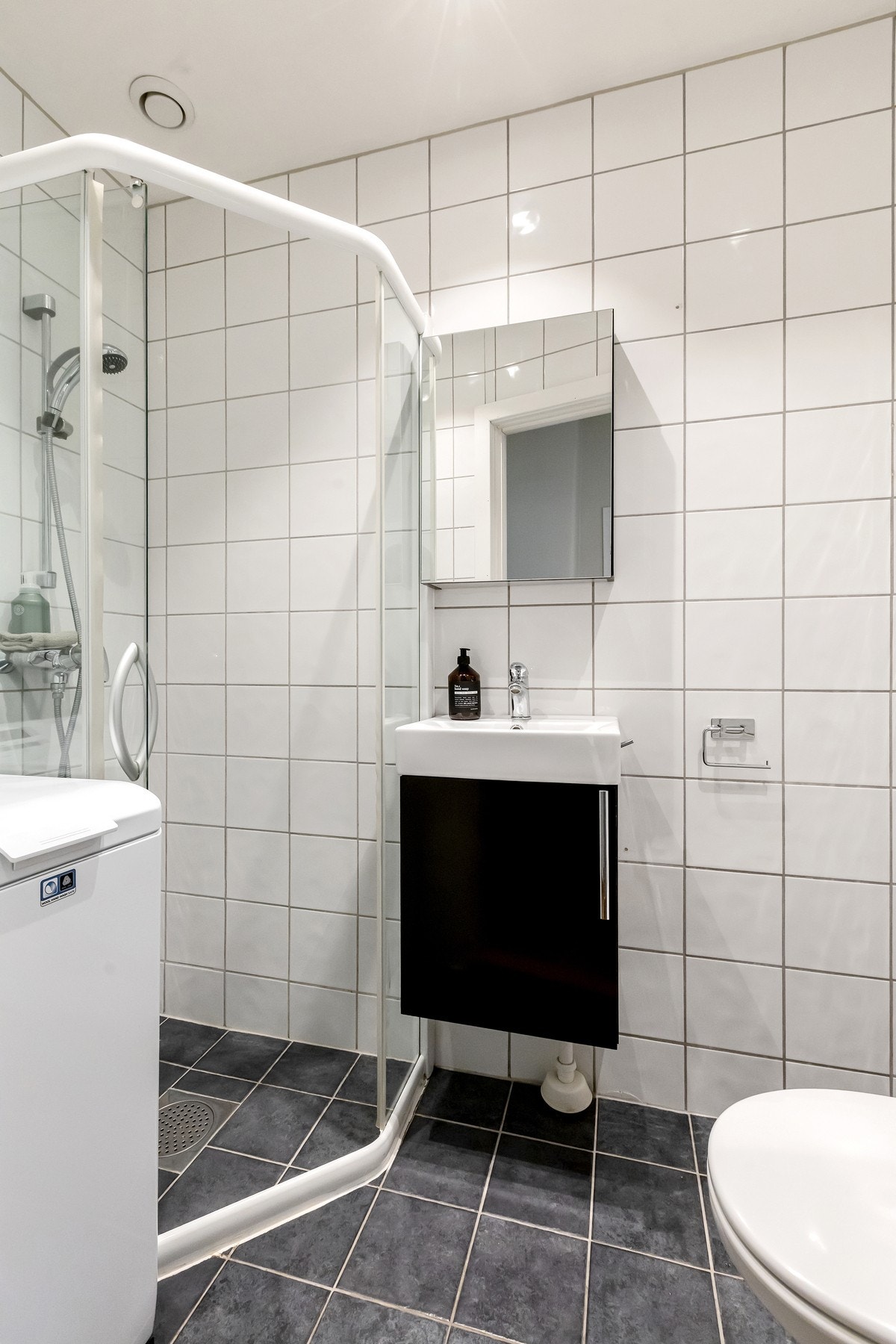 Lyst og arealeffektivt bad fra 2006 med nyere servant fra 2016. Galleribilde