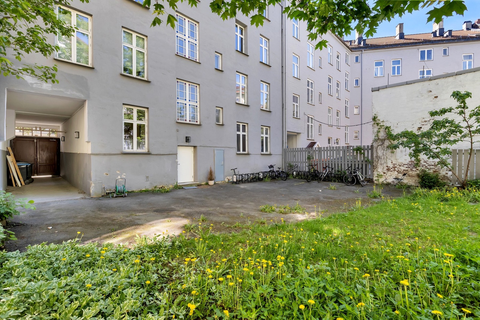 Stor og luftig bakgård med sykkelstativ. Galleribilde
