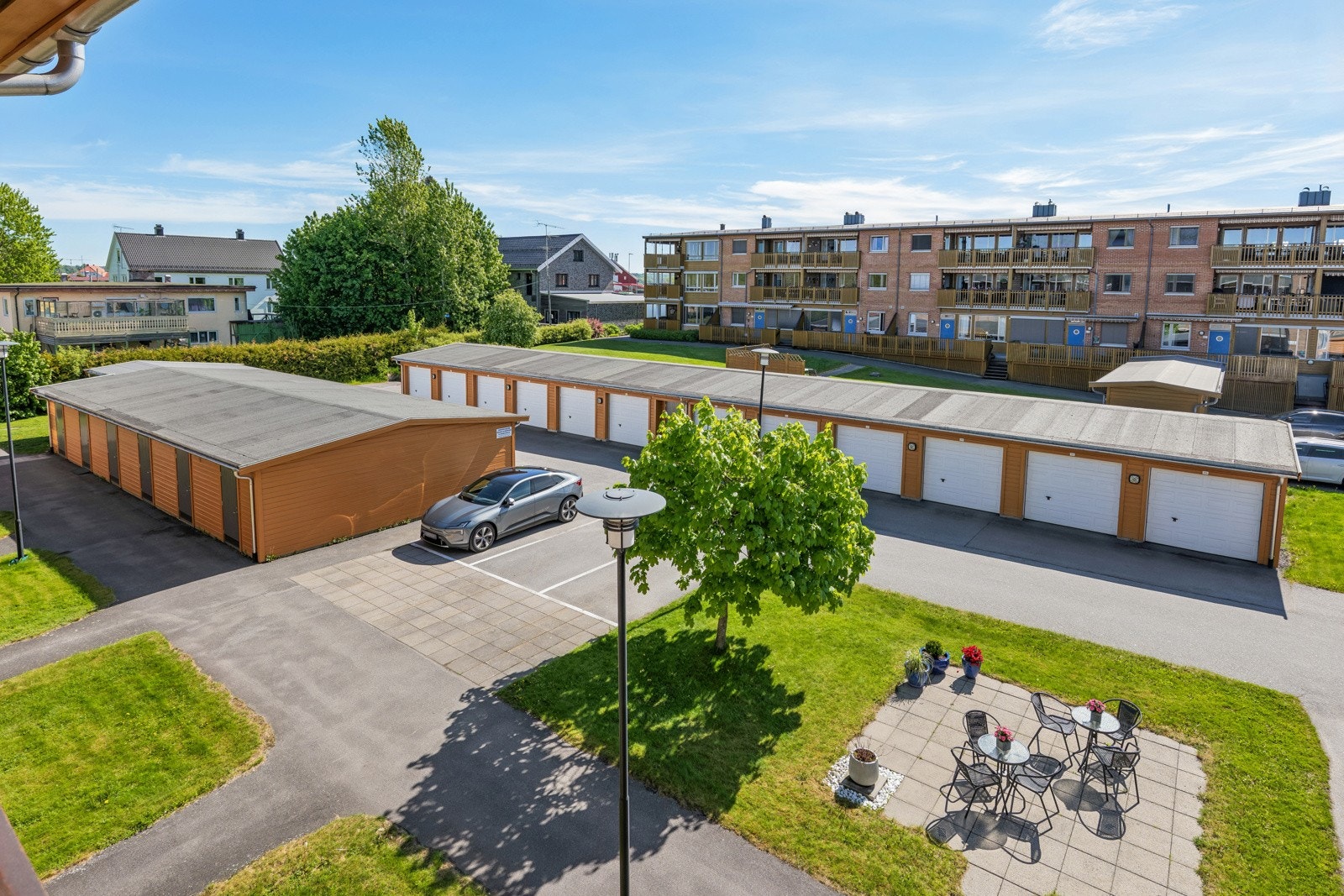 Det medfølger en garasje med bod i bakkant. Her er det elektrisk portåpner Galleribilde