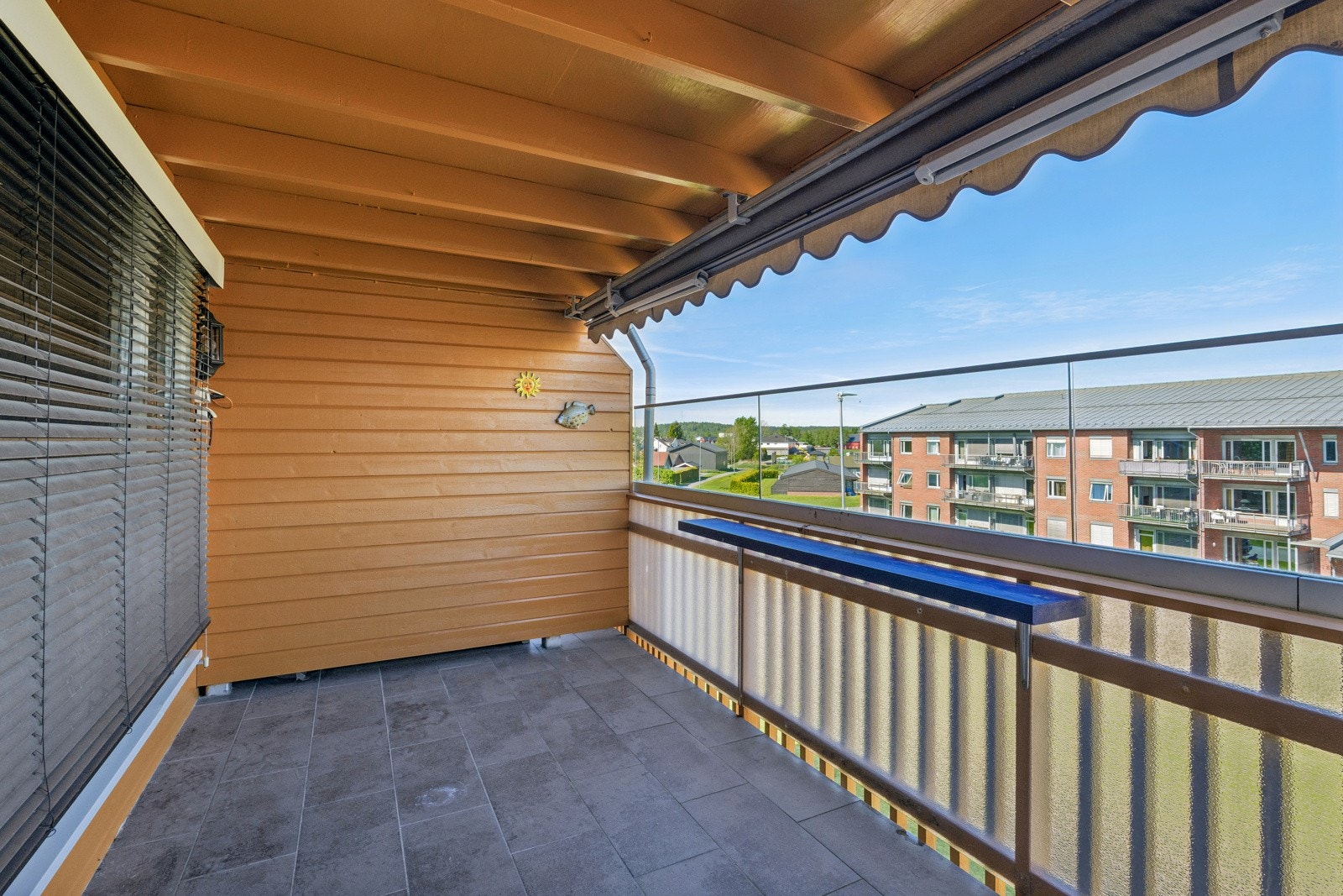 Romslig balkong med fine solforhold Galleribilde