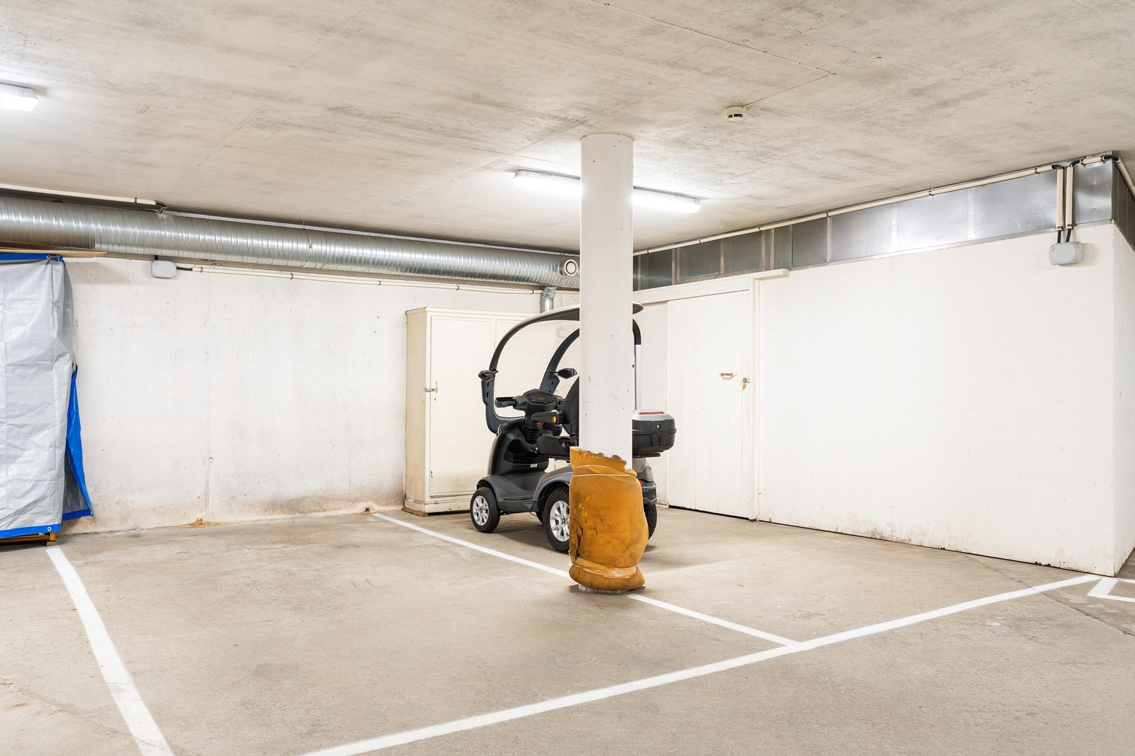 Det medfølger to parkeringsplasser ved siden av hverandre. I tillegg er det en praktisk bod på 6 kvadratmeter med inngang til høyre for p-plassen. Galleribilde