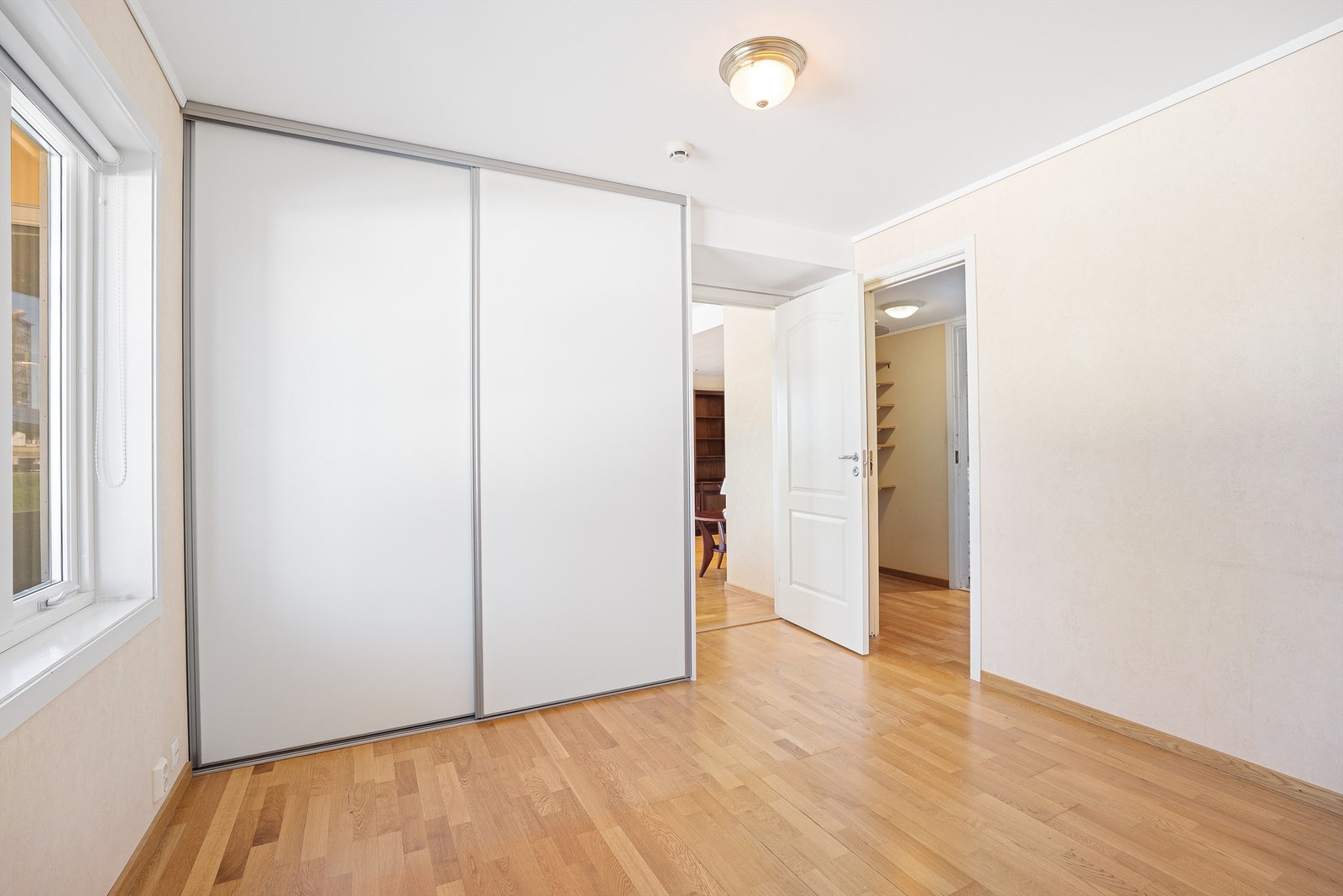 Det medfølger en skyvedørsgarderobe på soverommet. Videre er det praktisk inngang til bod og deretter boligens bad. Galleribilde
