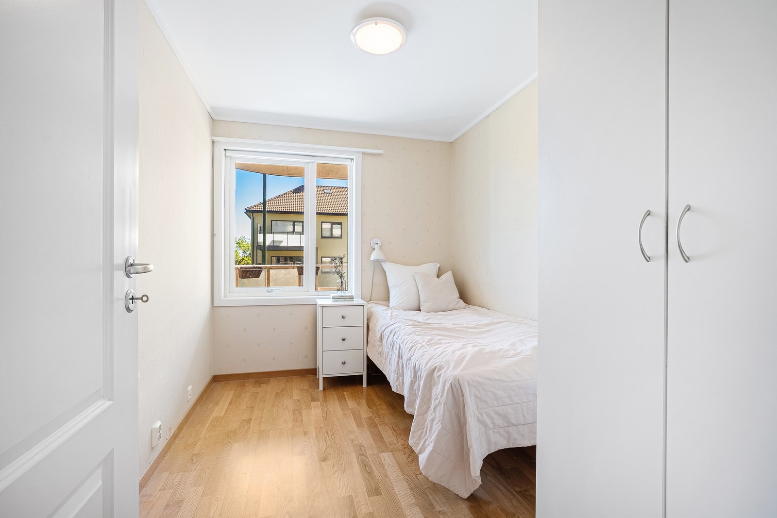 Soverom nr. 2 passer ypperlig som gjesterom, kontor, barnerom eller det du måtte ønske. Det medfølger også garderobe. Galleribilde