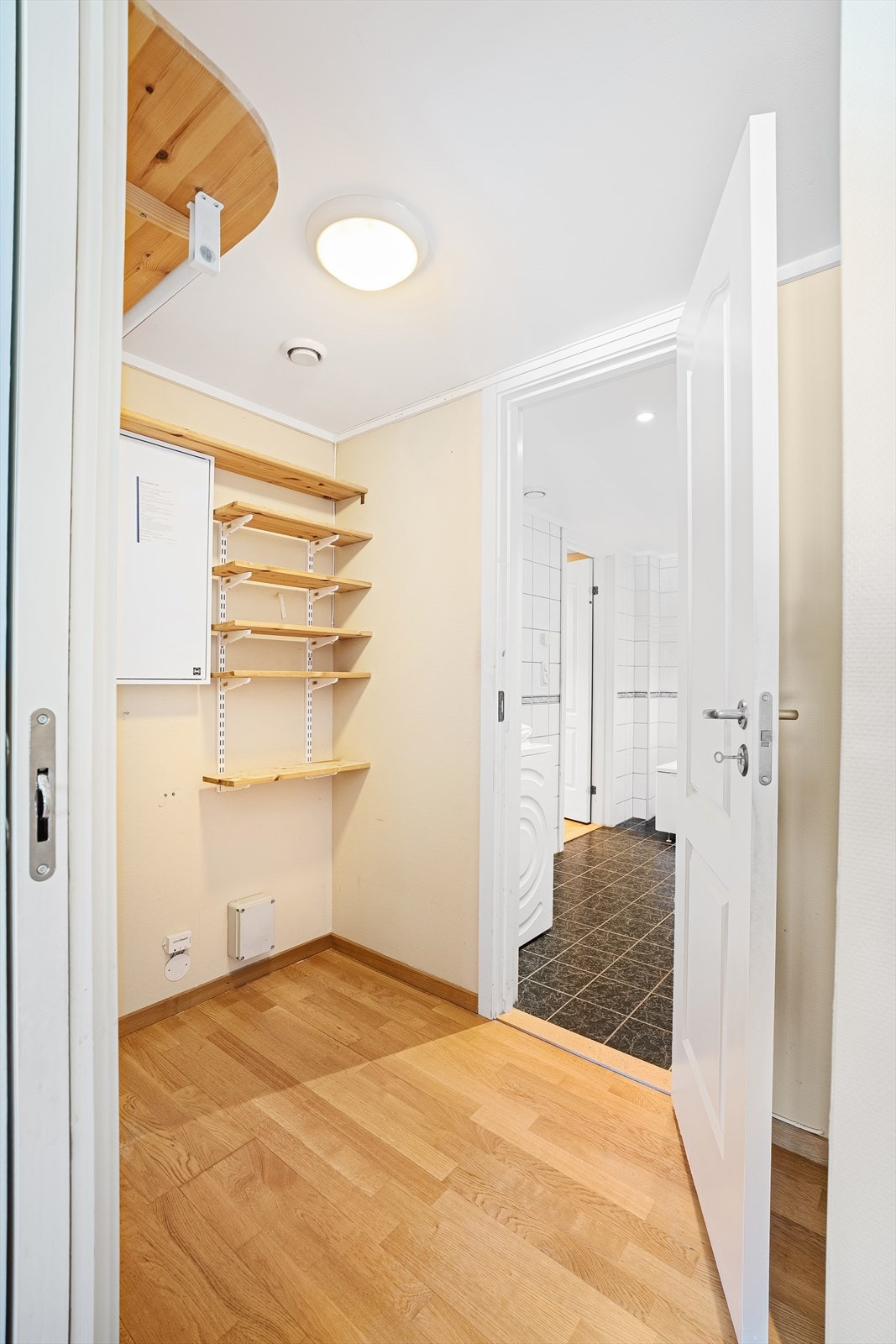 Bod/teknisk rom som fungerer ypperlig til oppbevaringsplass, hjemmekontor og/eller walk-in garderobe. Galleribilde