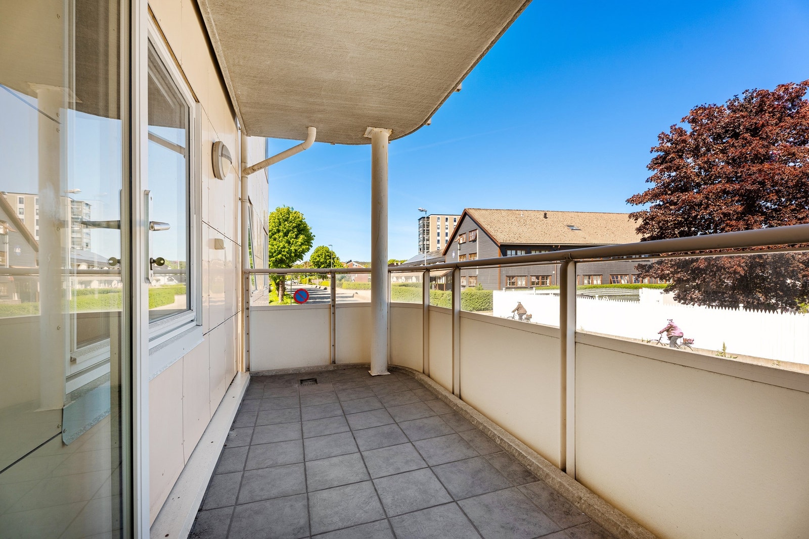 Terrasse nr. 2 er også overbygd. Her kan du nyte ettermiddag- og kveldsol. Galleribilde
