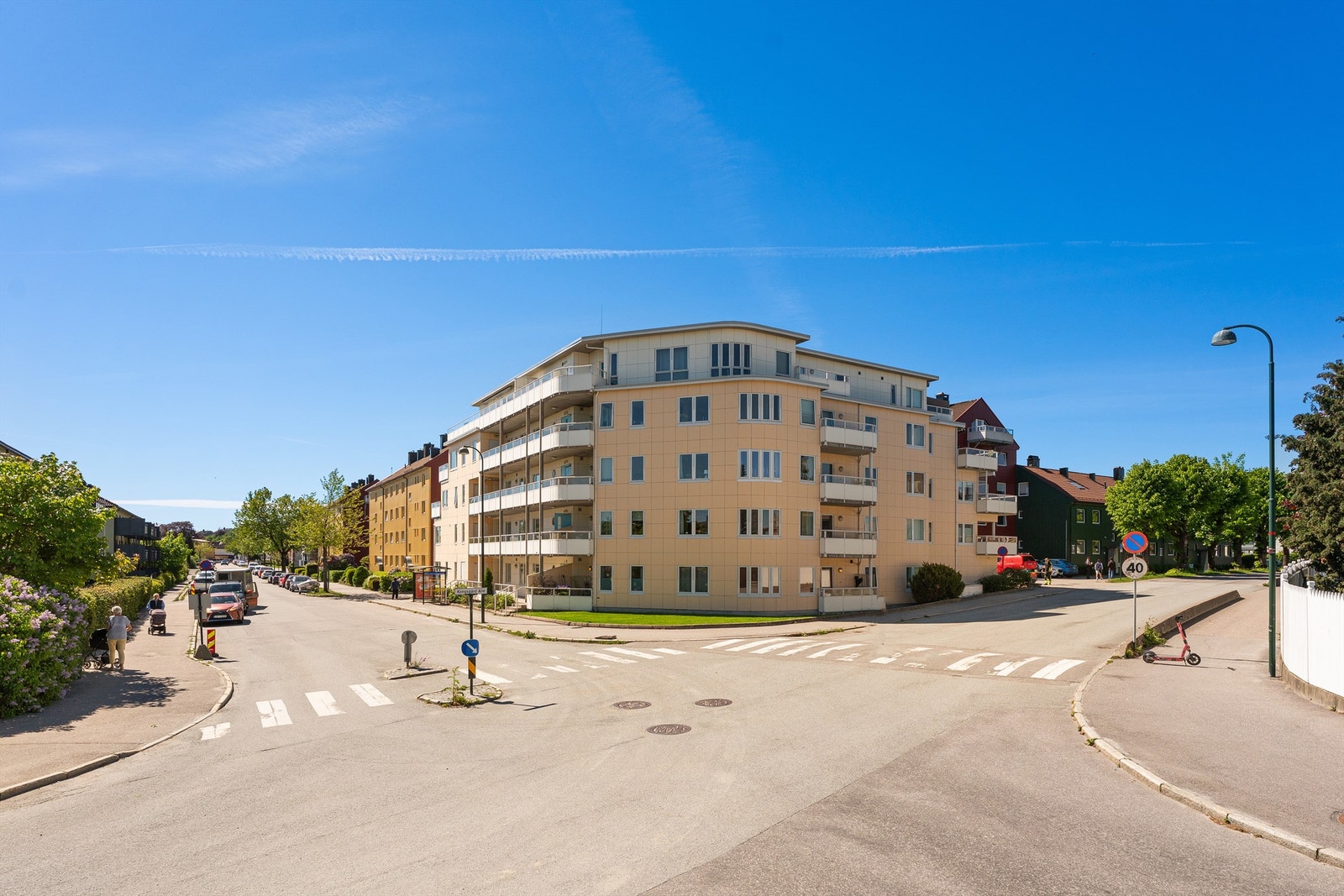 Leiligheten ligger i 2.etasje, og har en sentral og flott beliggenhet på Lund med flere hverdagsfasiliteter rett i nærheten. Galleribilde