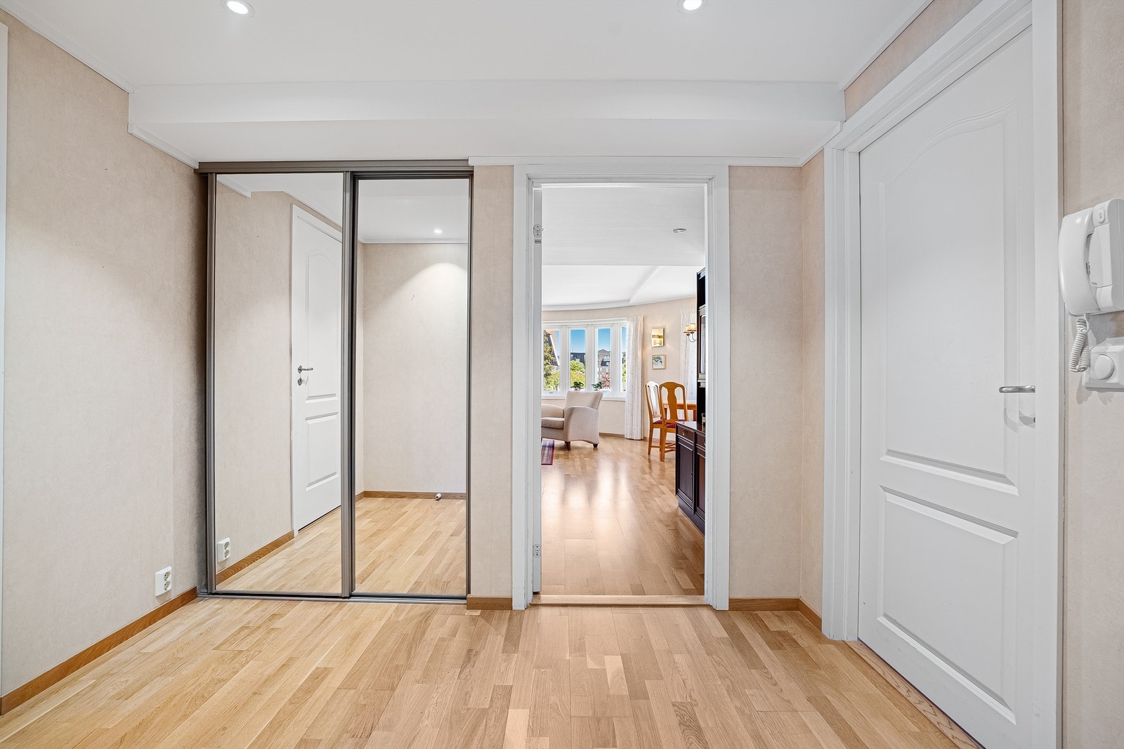 Gang/entré med skyvedørsgarderobe samt inngang til boligens andre soverom. Galleribilde