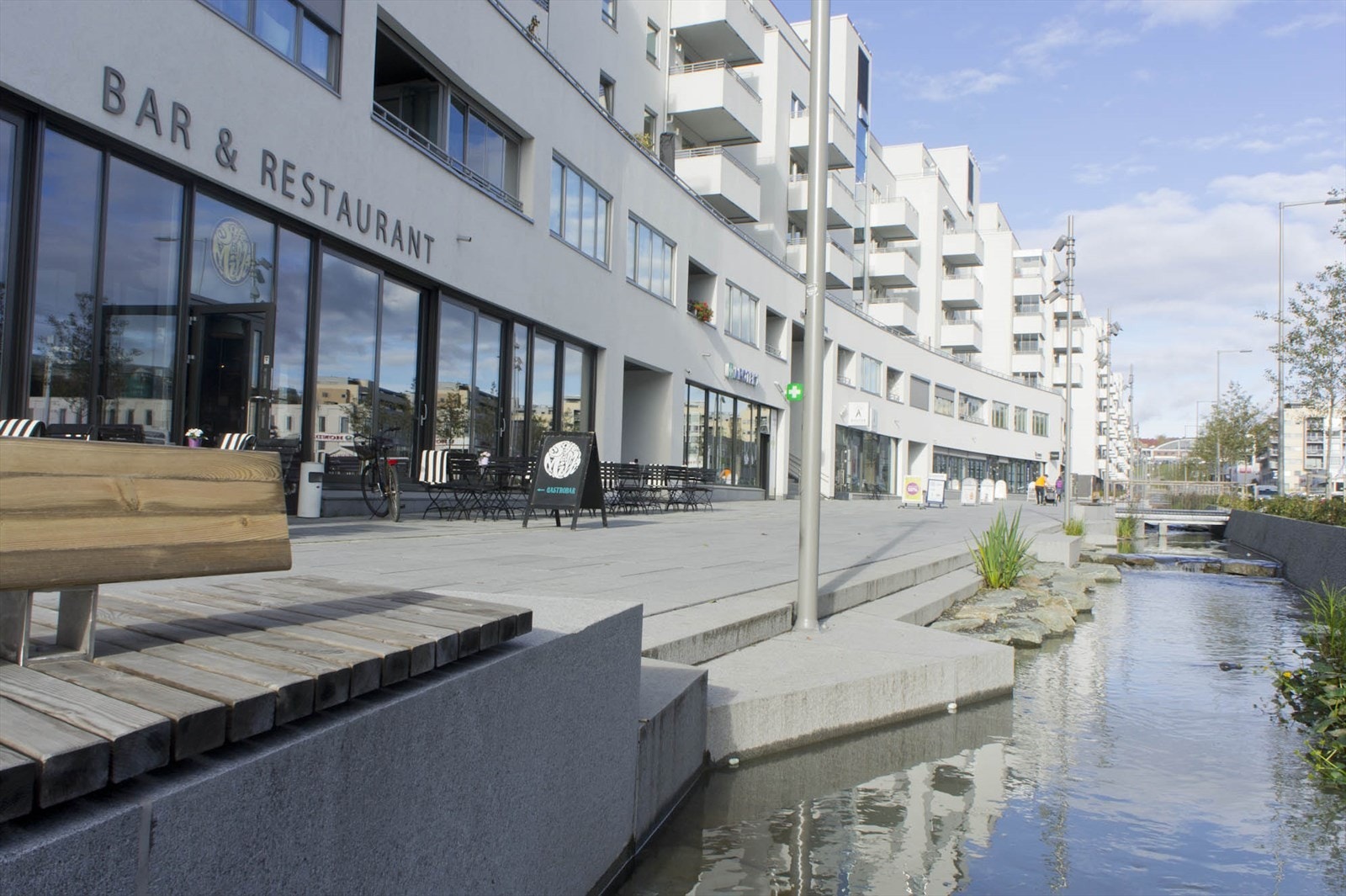 Gladengveien med bl.a. apotek, Rema 1000 med post i butikk, Kiwi og Frøken Smillas. Her ligger også Happis som serverer håndlaget, lokalprodusert iskrem. Joker Tiedemannsparken og Foodora Market er to nærbutikker som er søndagsåpne. Galleribilde