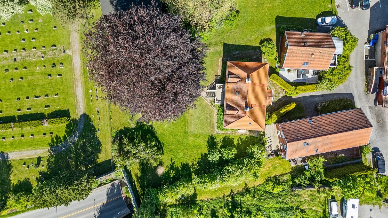 På Jønholt har det vært gårdsdrift, håndverk, sjøfart og familieliv gjennom generasjoner. Når man går inn gjennom døren i dag, trer man derfor ikke bare inn i en bolig - men inn i et lite stykke av byens egen historie Galleribilde