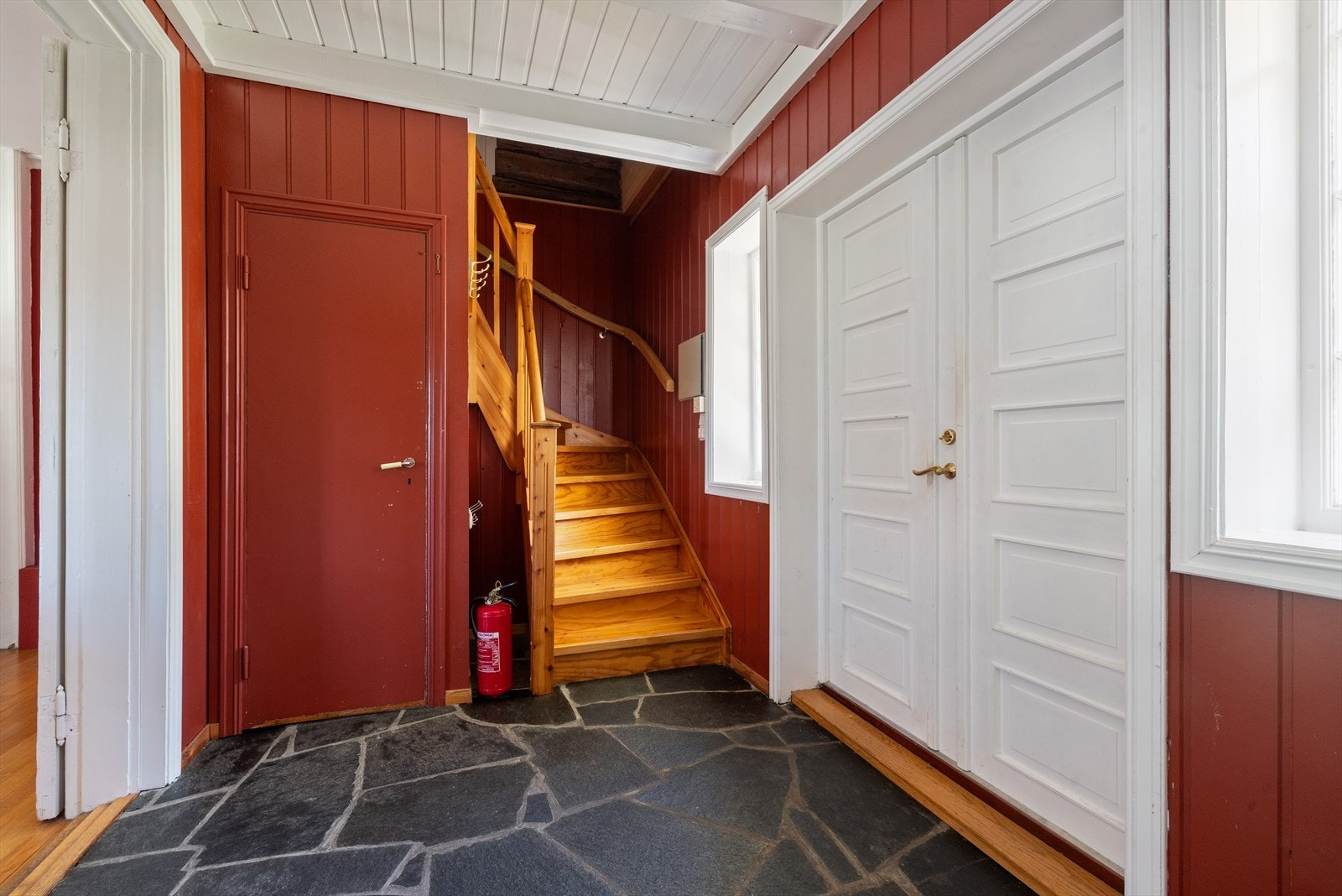 Fra hyggelig inngangsparti, trer du inn i entré med skifer på gulv. I entré er det god plass til sko og yttertøy Galleribilde