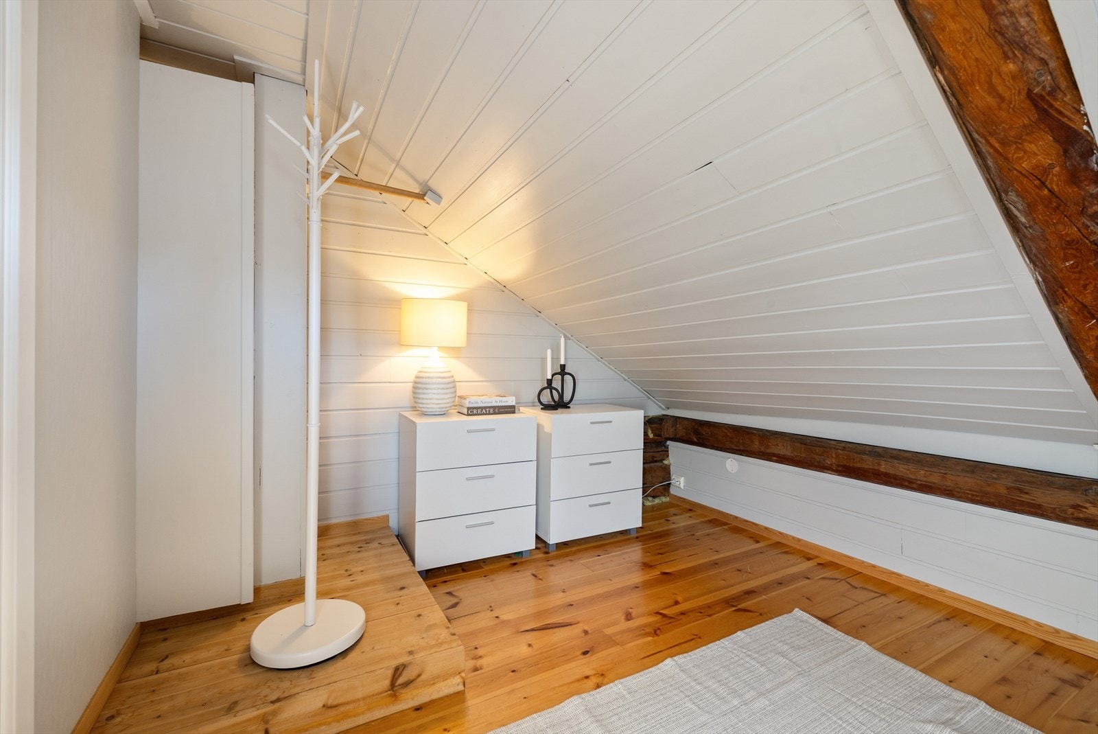 Soverom/walk-in closet med inngang fra hovedsoverom Galleribilde