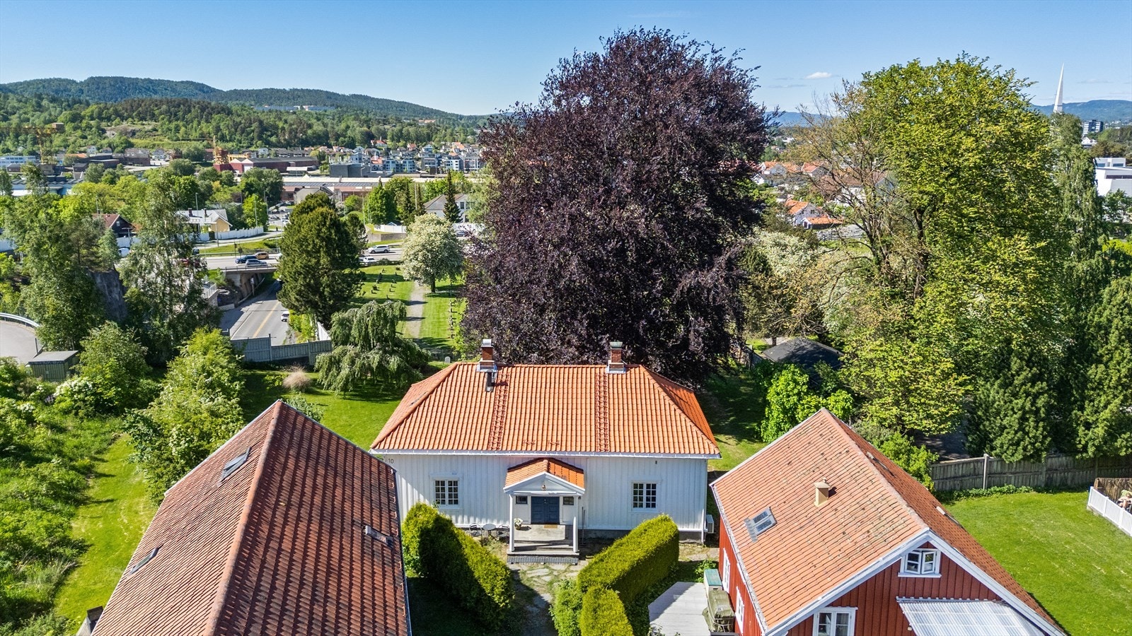 Beliggenheten gir gode muligheter for et rolig og naturnært liv, samtidig som man har enkel tilgang til nødvendige servicetilbud Galleribilde