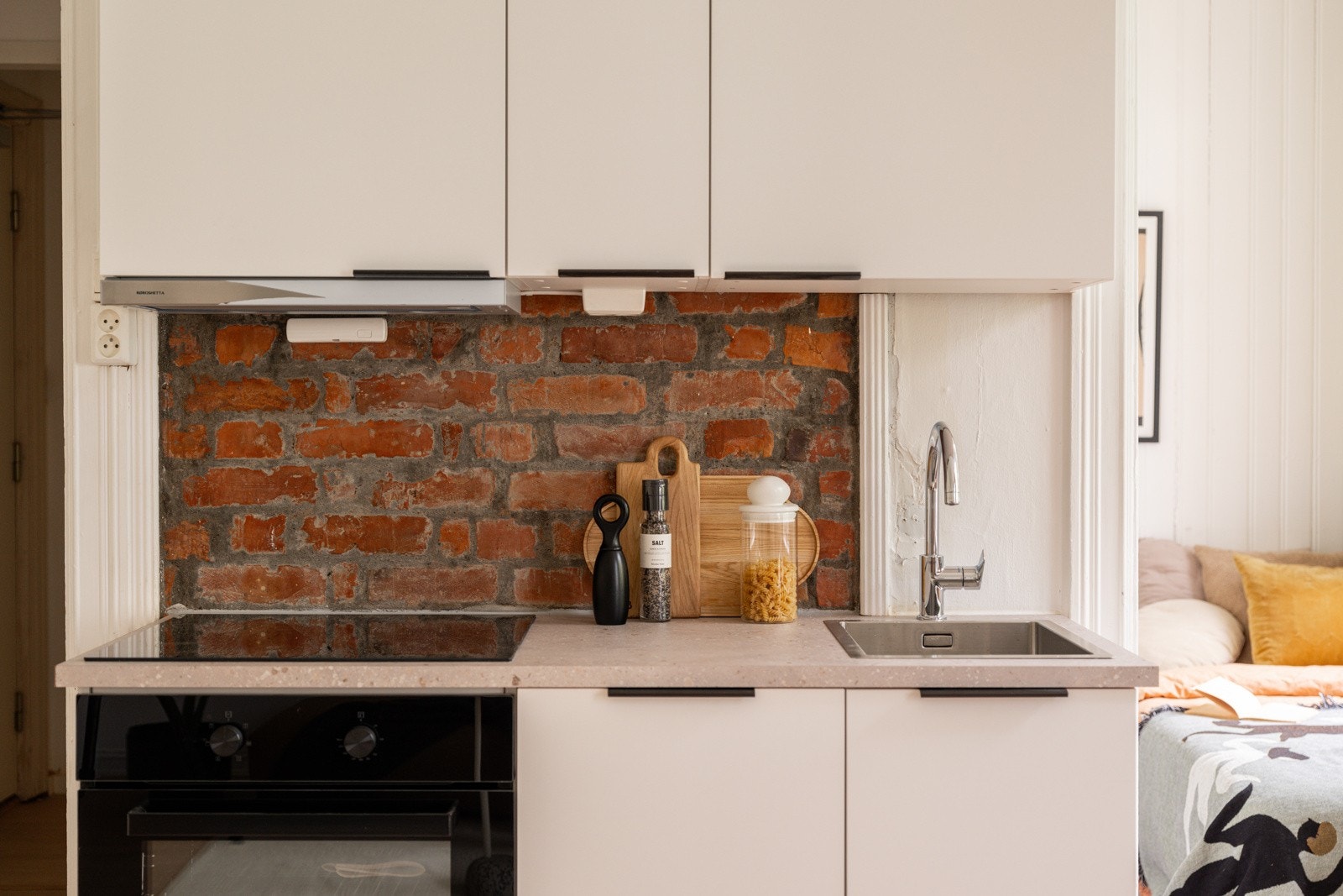 Ny og moderne kjøkkeninnredning med hvite glatte fronter og laminert benkeplate med nedfelt oppvaskkum. Galleribilde