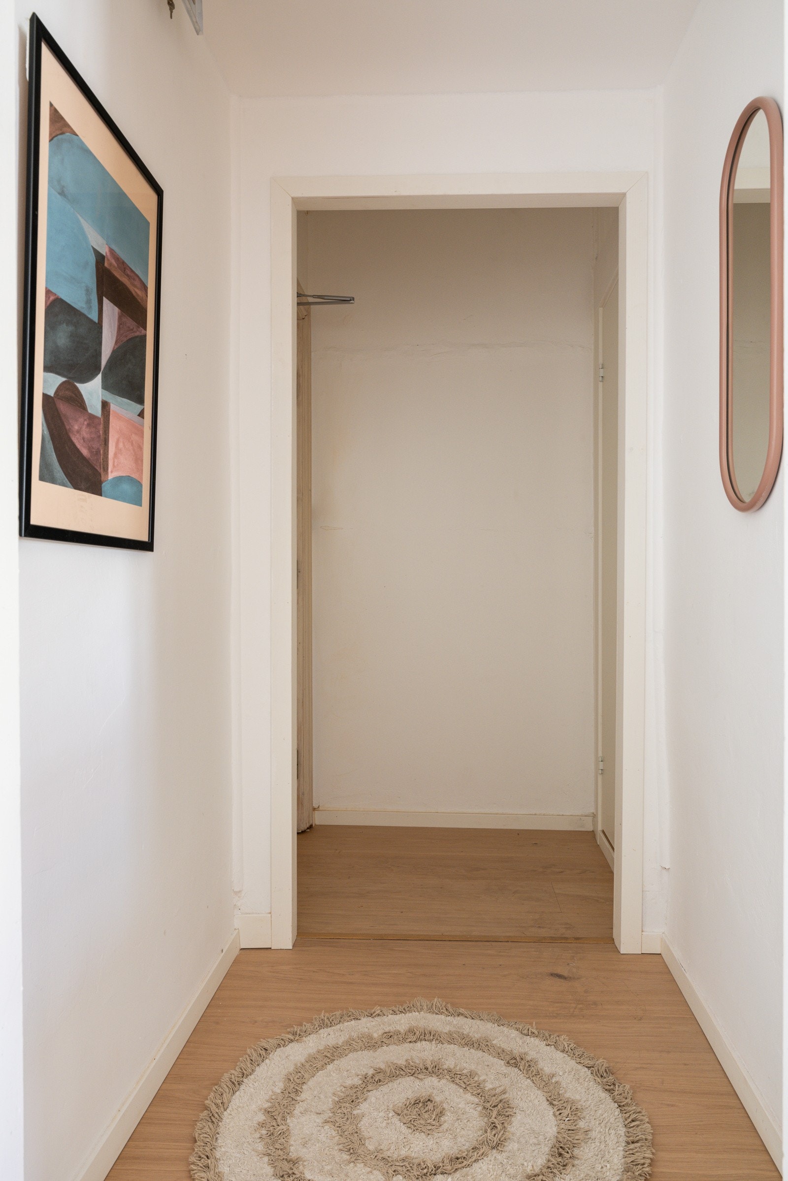 Du ønskes velkommen inn i en lys og innbydende entré med god plass til oppheng av yttertøy og oppbevaring av sko. Galleribilde