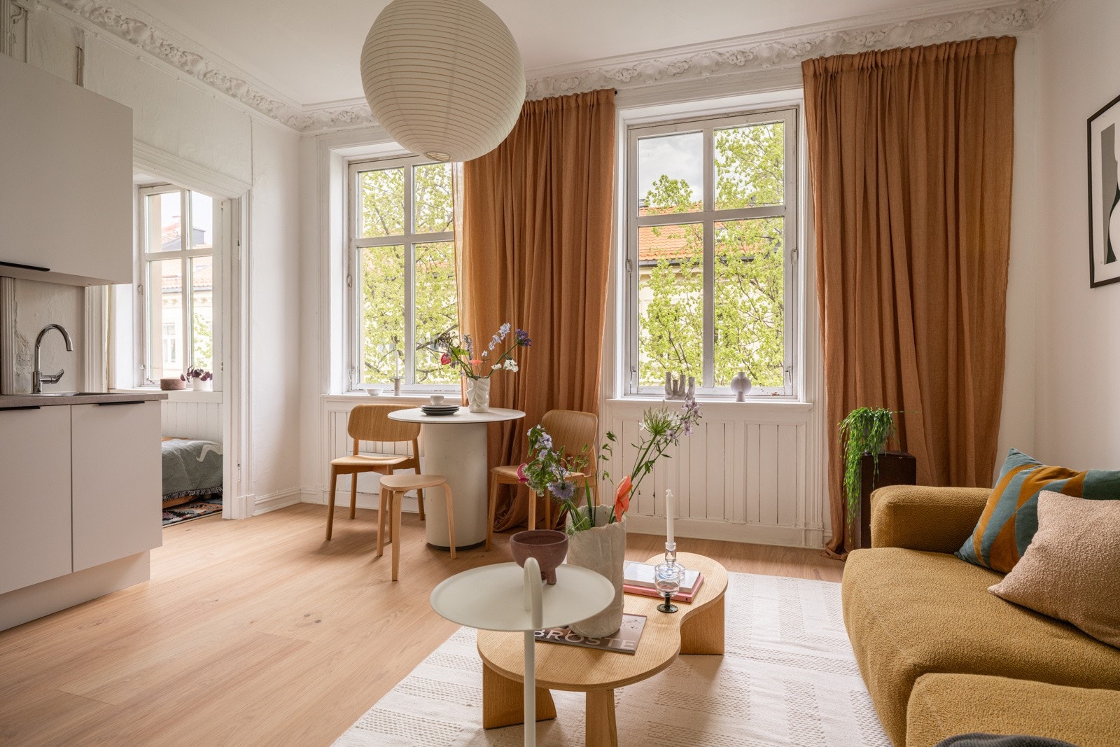Leiligheten ligger i byggets 4. etasje og har flere store klassiske vinduer som gir nydelig lysinnslipp. Galleribilde