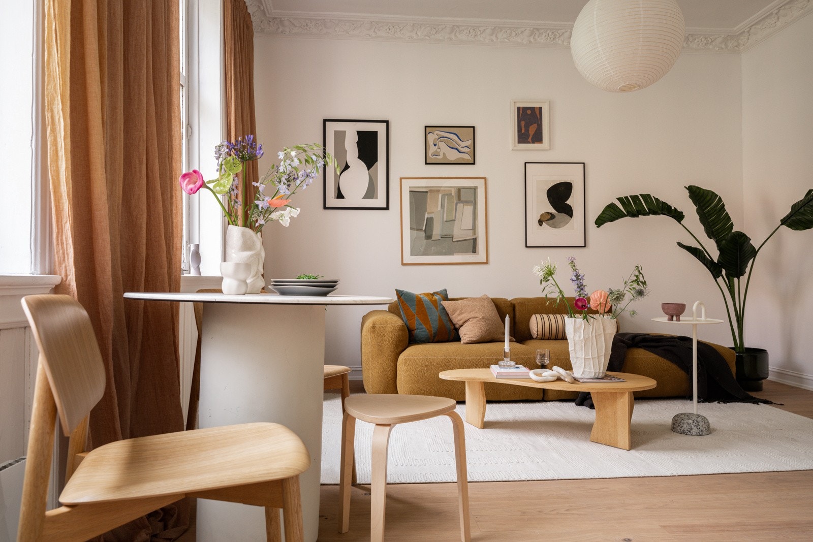 I stuen er det plass til både sofagruppe med salongbord og et spisebord. Galleribilde