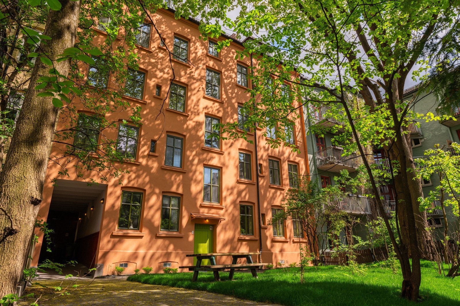 Fasaden - både mot gate og bakgård - er nyoppusset i 2026. Galleribilde
