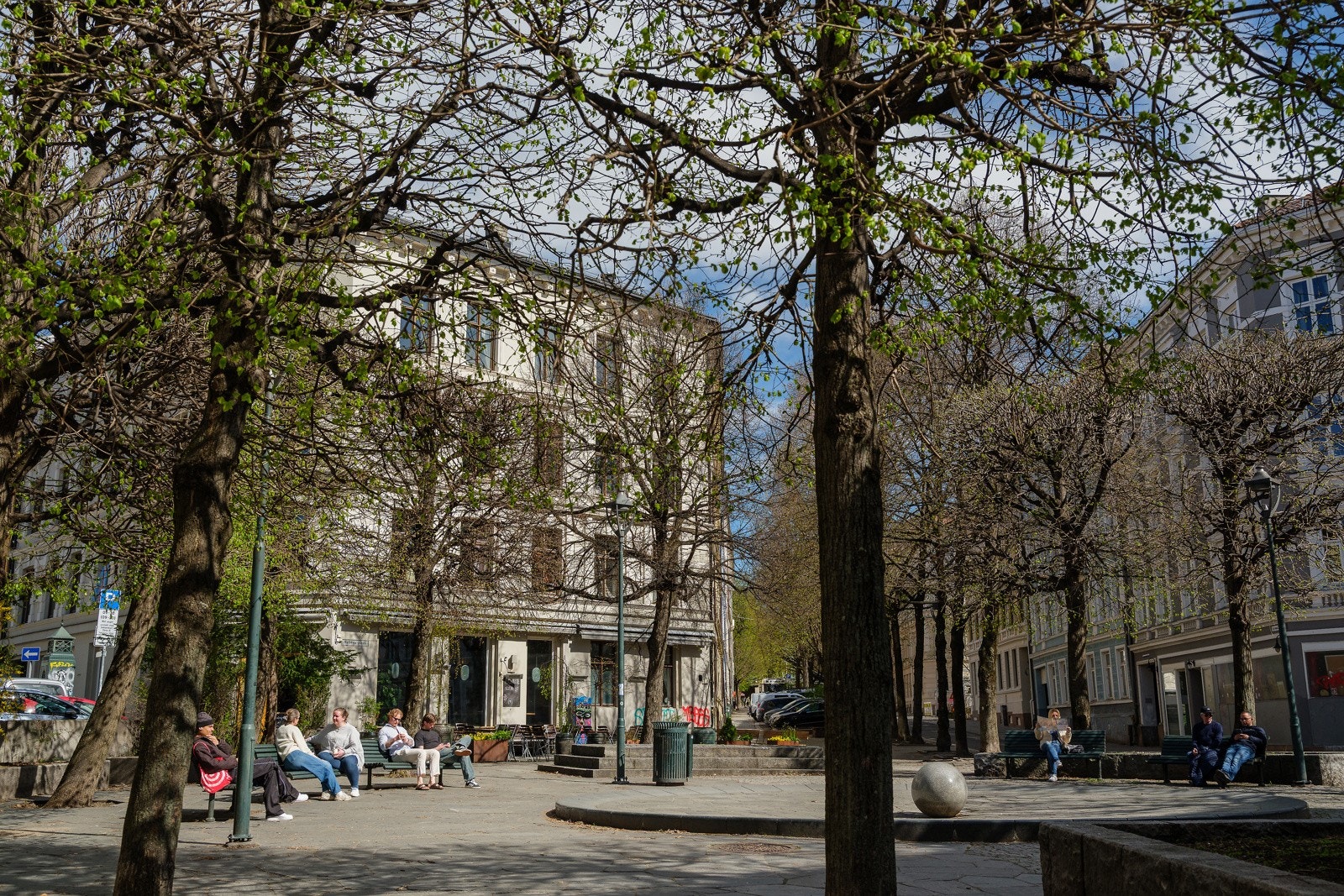 Hyggelig Rathkes plass med "Egget" rett rundt hjørnet Galleribilde