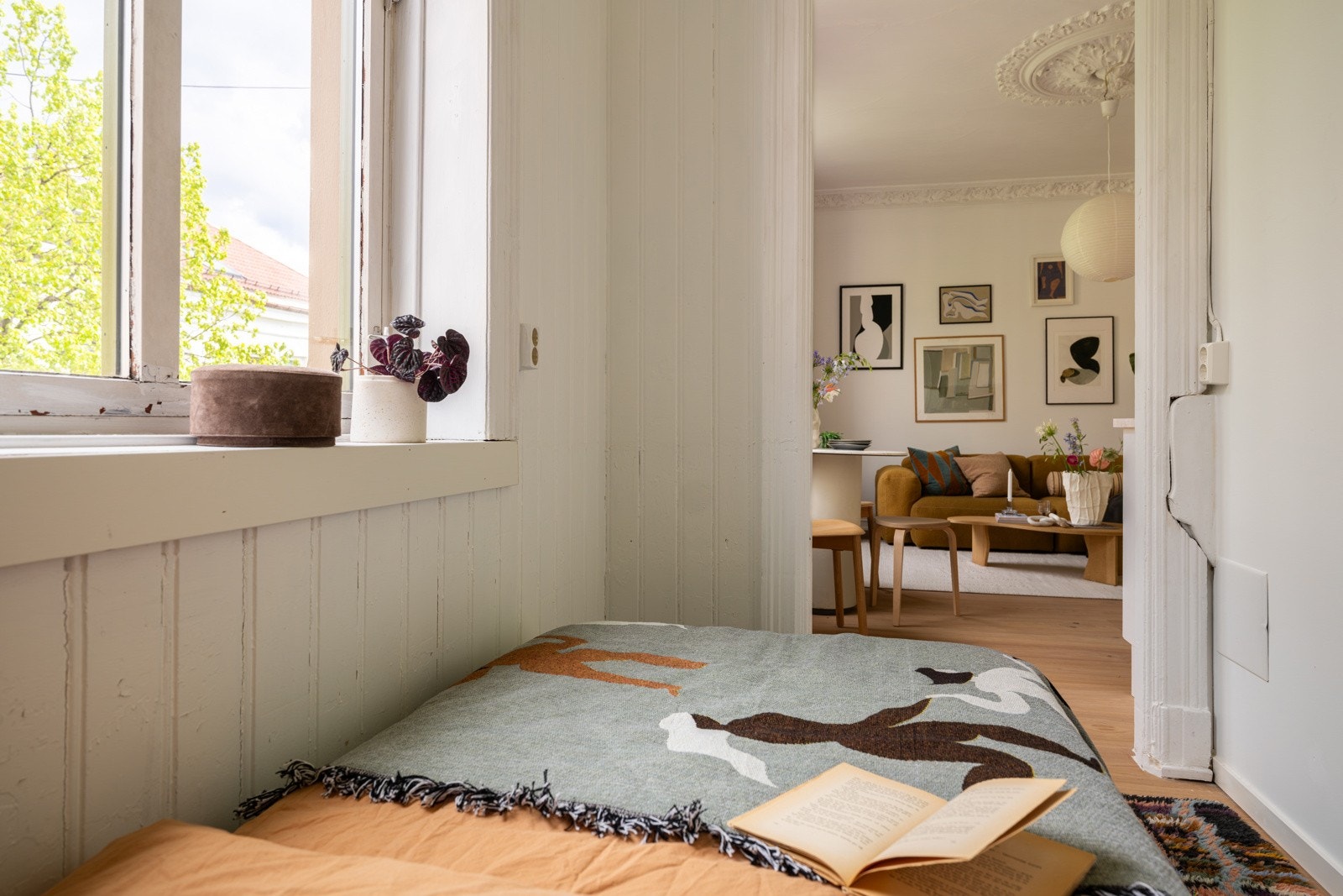 Rommet har dagslys og åpningsbart vindu, men kan ha begrenset møblerbarhet for bruk som soverom. Rommet benyttes i dag som soverom. Galleribilde