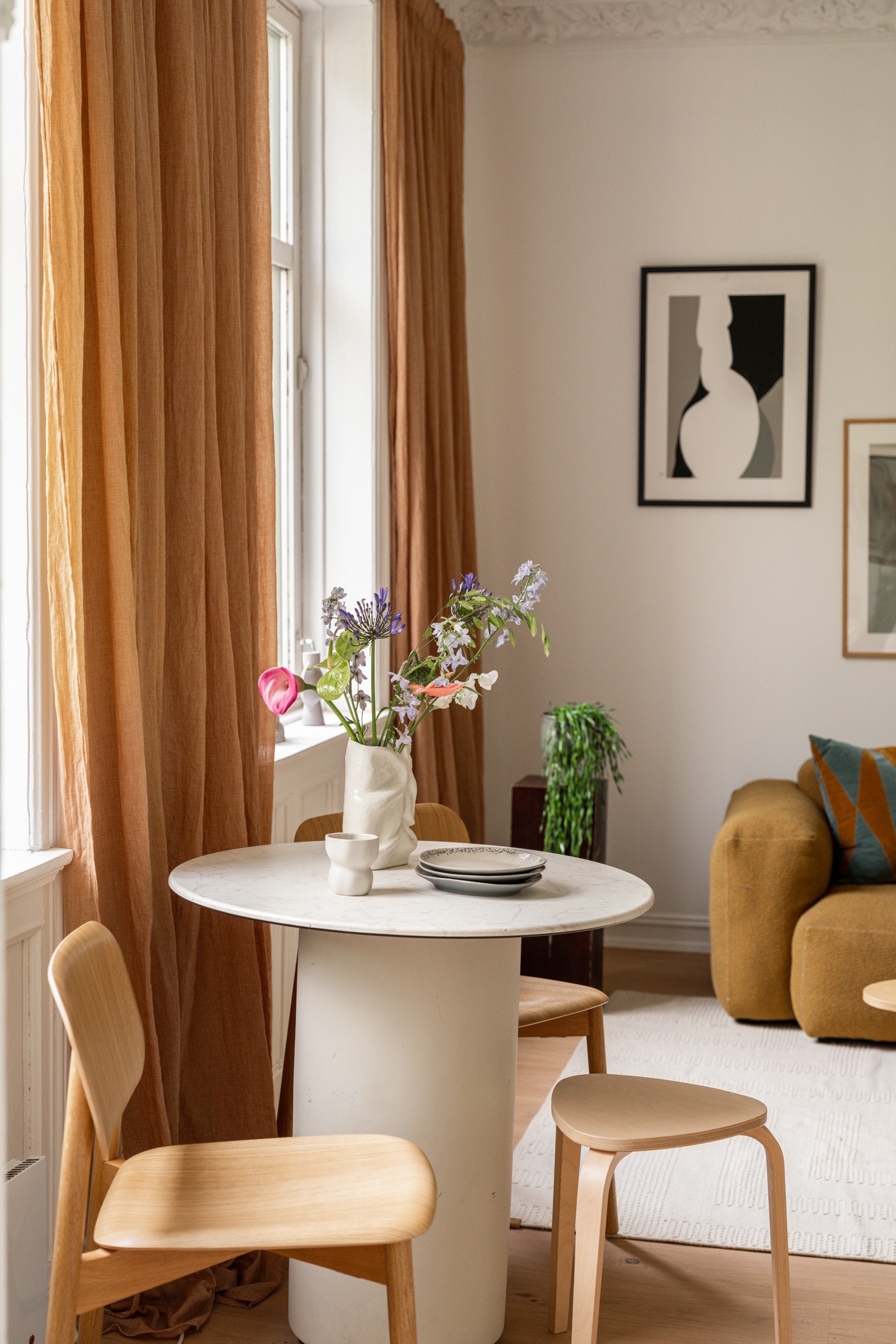 Alle vinduene i leiligheten har fine brede vinduskarmer for planter og dekor. Galleribilde