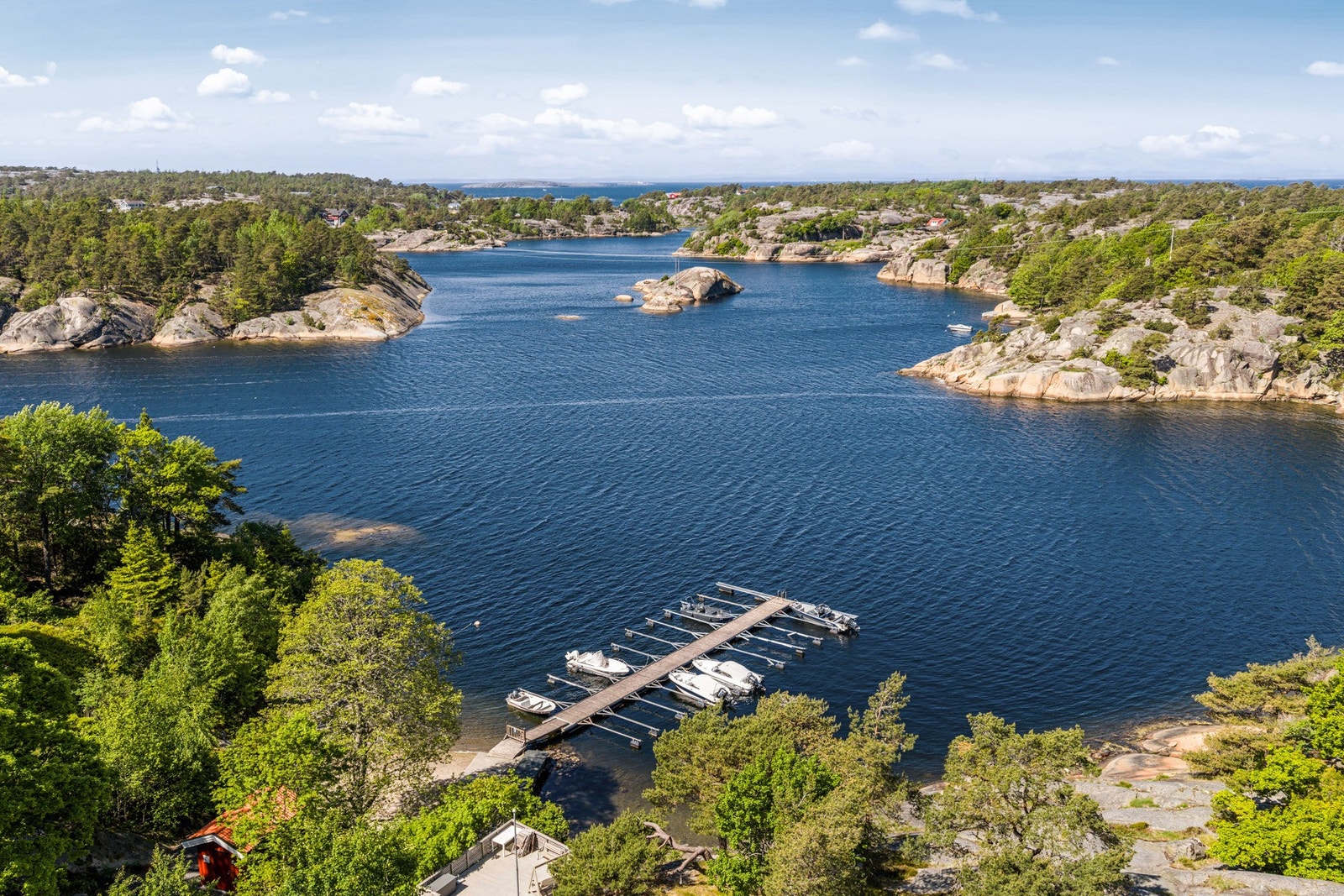 Eiendommen ligger flott ved Båsvika - med Vauerkilen rundt pynten Galleribilde