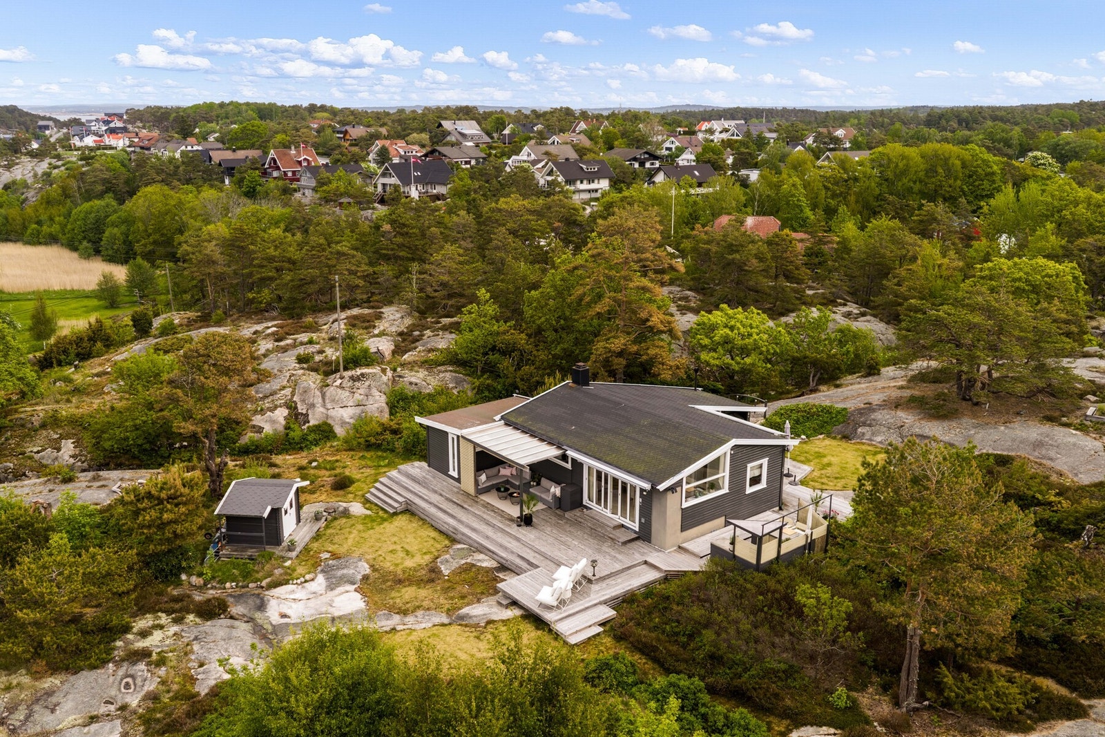 Flott beliggenhet på et høydedrag med gode solforhold Galleribilde