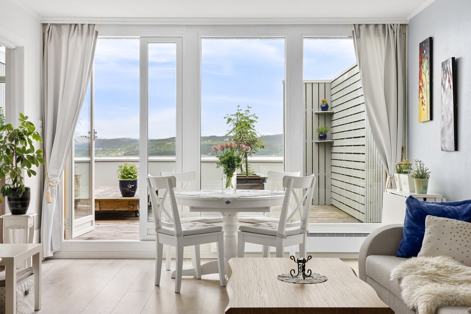 Leiligheten ligger i 5.etasje i populære terrassehusene i Husbykleiva. Galleribilde