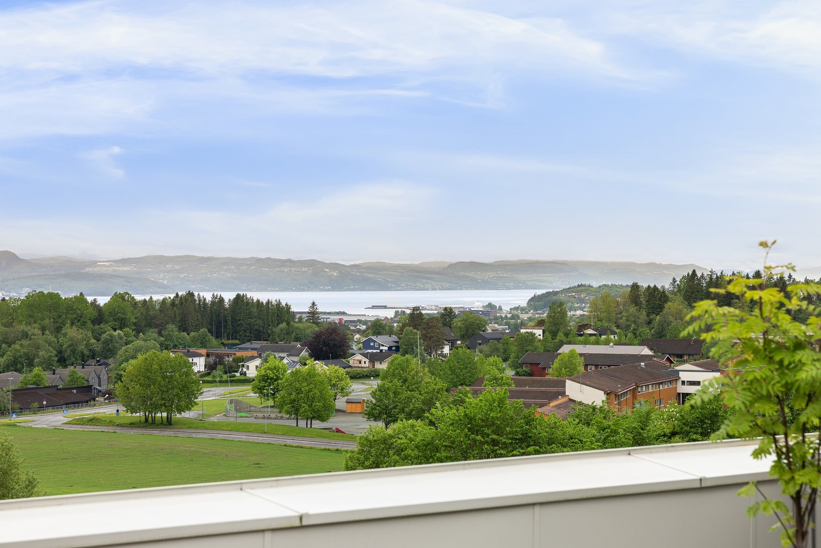 Utsikt utover Stjørdal og Trondheimsfjorden. Galleribilde