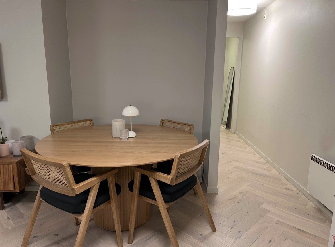 Spisebord som har god plass til å flyttes lengre ut i rommet Galleribilde