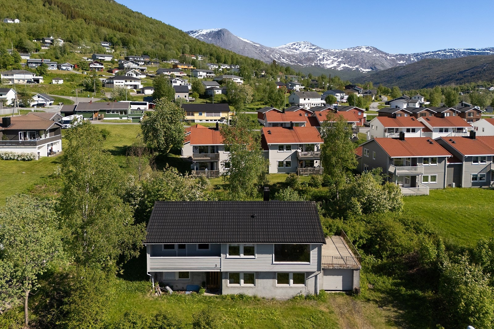 Eiendommen ligger i etablert boligområde på Straumen. Galleribilde