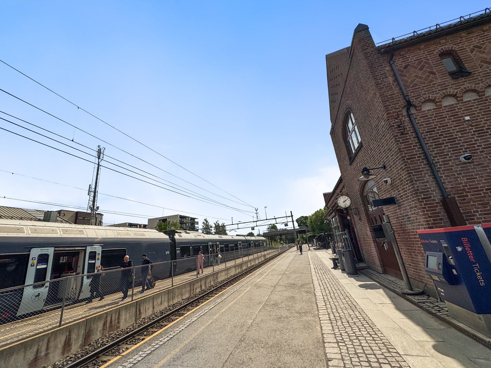 Fra Jessheim stasjon, ca. 15 minutters gange unna, er det hyppige avganger mot Oslo og Gardermoen. Galleribilde