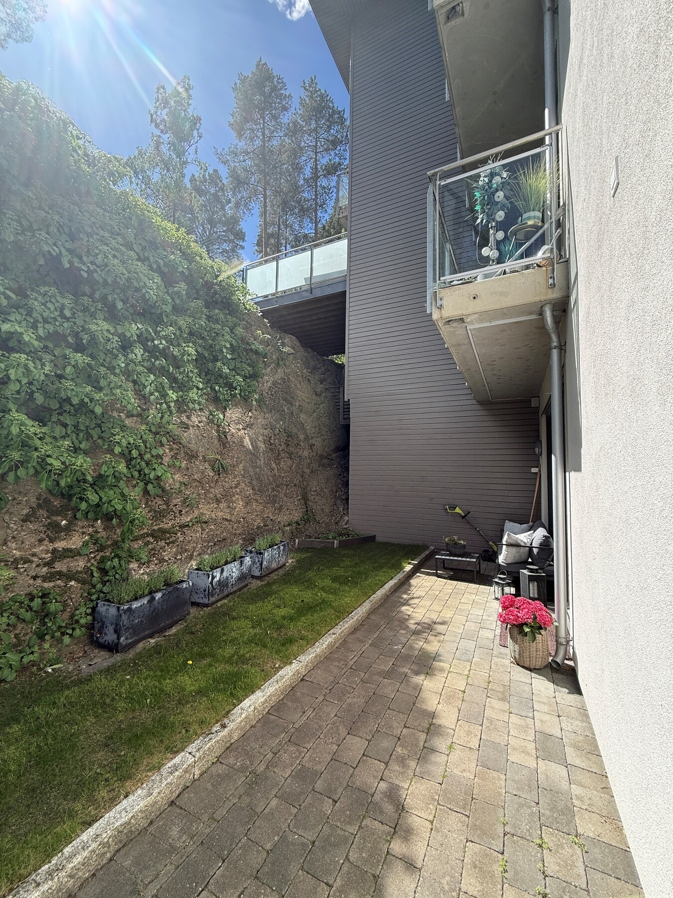 Sydøstvendt uteplass/kjøkkenhage med tilgang fra kjøkkenet. Her er det sol fra tidlig morgen til godt utpå dagen i sommermånedene (bildet er tatt ca. kl. 13, i slutten av mai). Dette er også en lun og hyggelig uteplass på kvelden. Galleribilde
