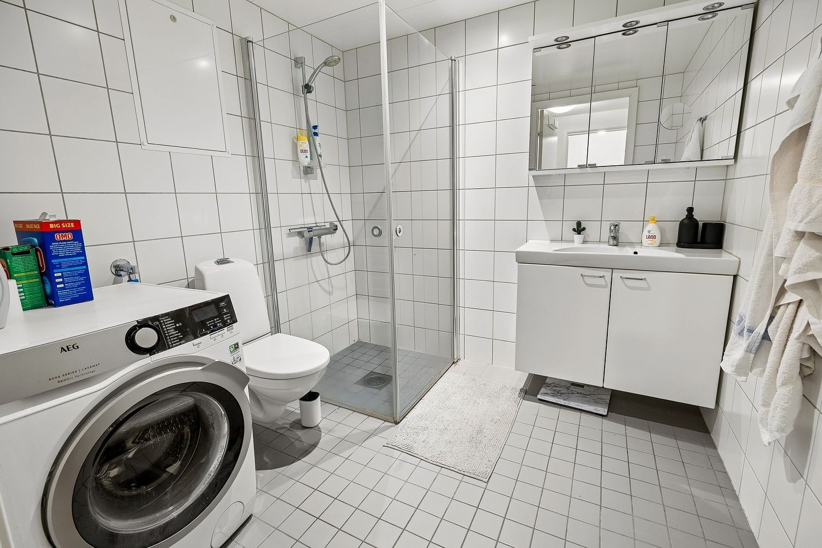 Pent flislagt bad med varmekabler. Vaskemaskin medfølger. Galleribilde