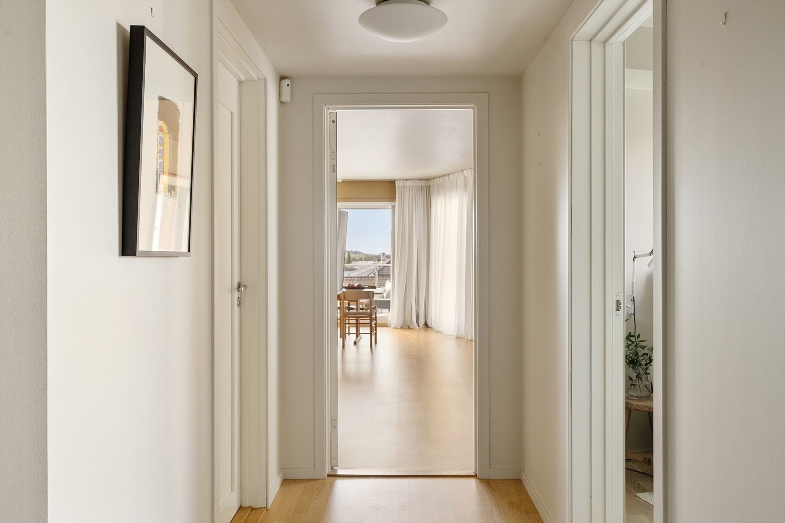 Gangen fordeler tilgang til leilighetens soverom, bad og bod. Galleribilde