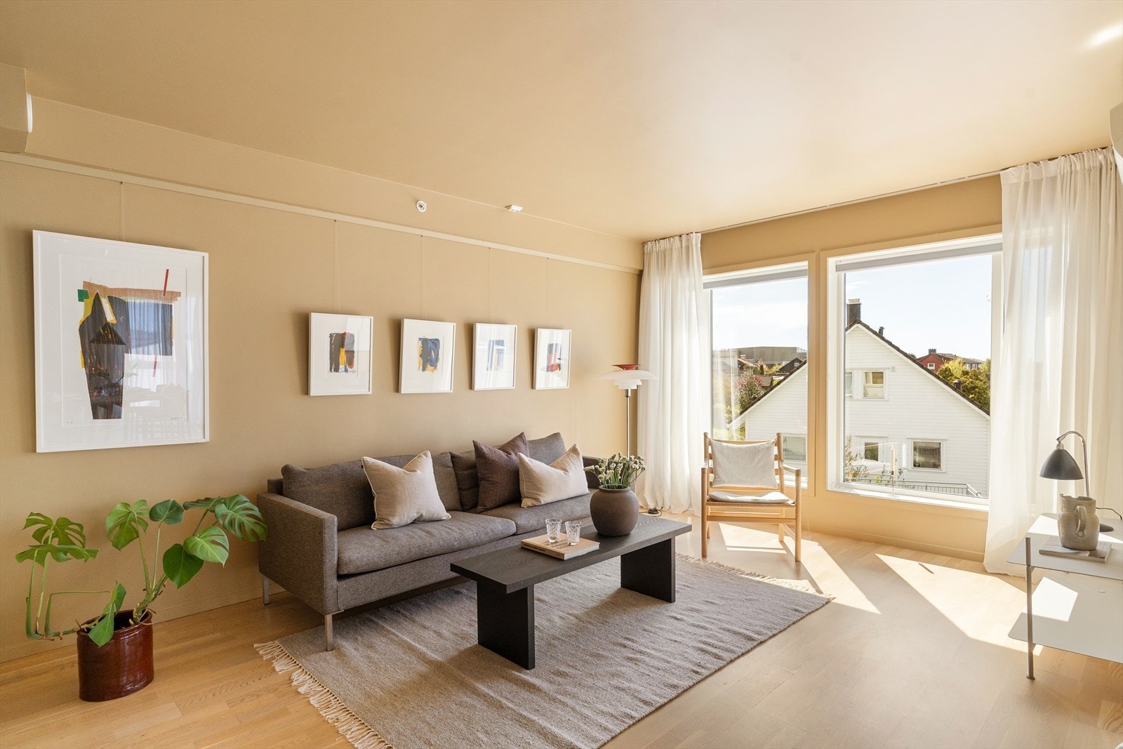 Stuen har god plass til sofagruppe og annet møblement. Galleribilde