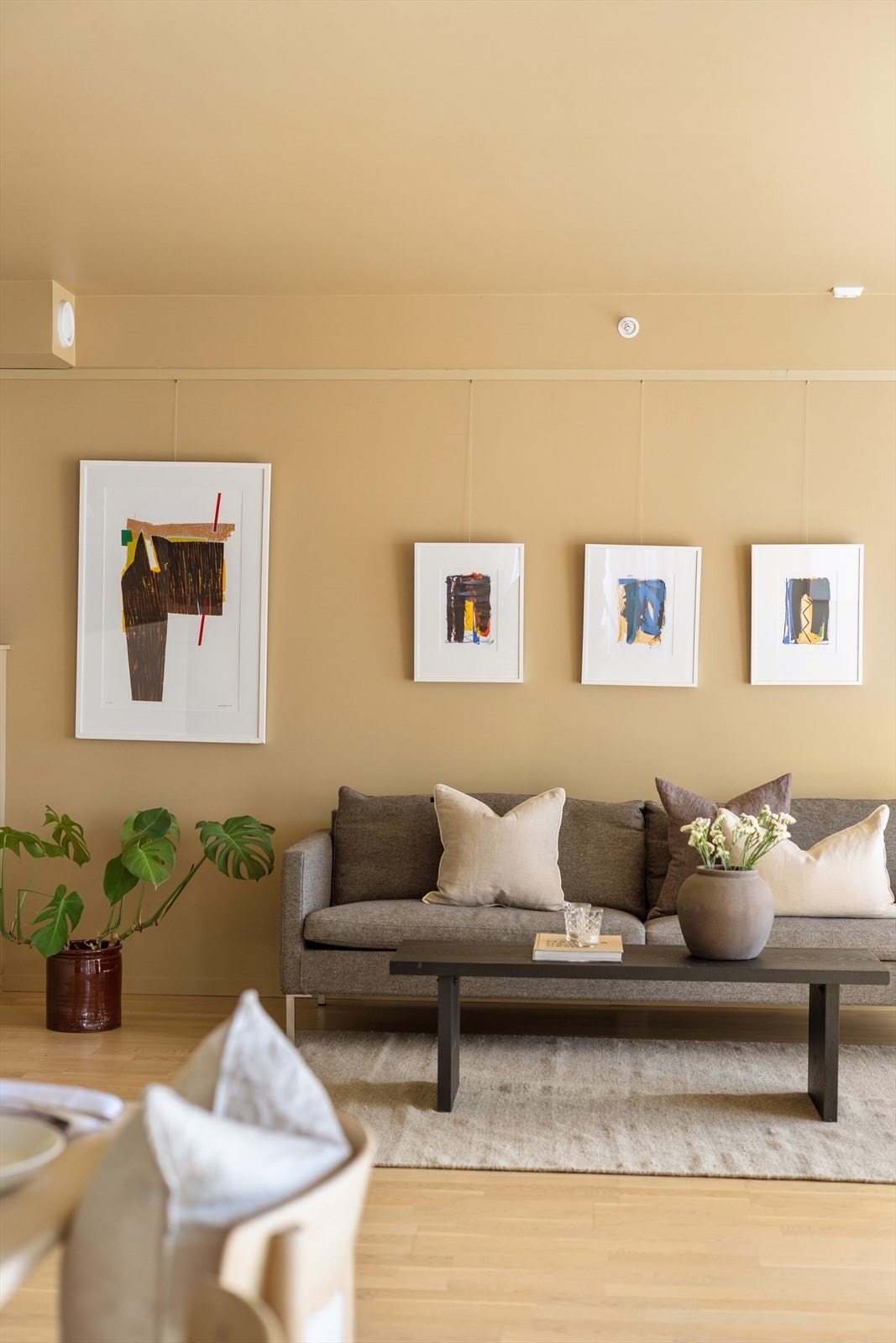 Vegger med malte plater gir et rent og helhetlig uttrykk. Galleribilde