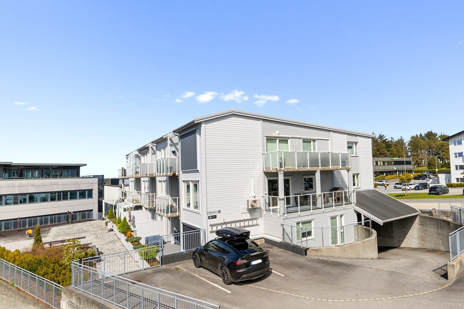 Til leiligheten hører en ekstern bod på 5 m² i underetasjen, i tilknytning til garasjeanlegget. Galleribilde