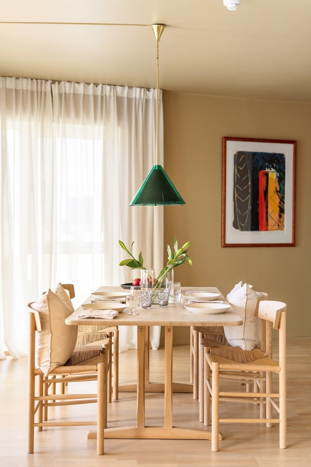 Spisestuen er et naturlig samlingspunkt med god plass til gjester. Galleribilde