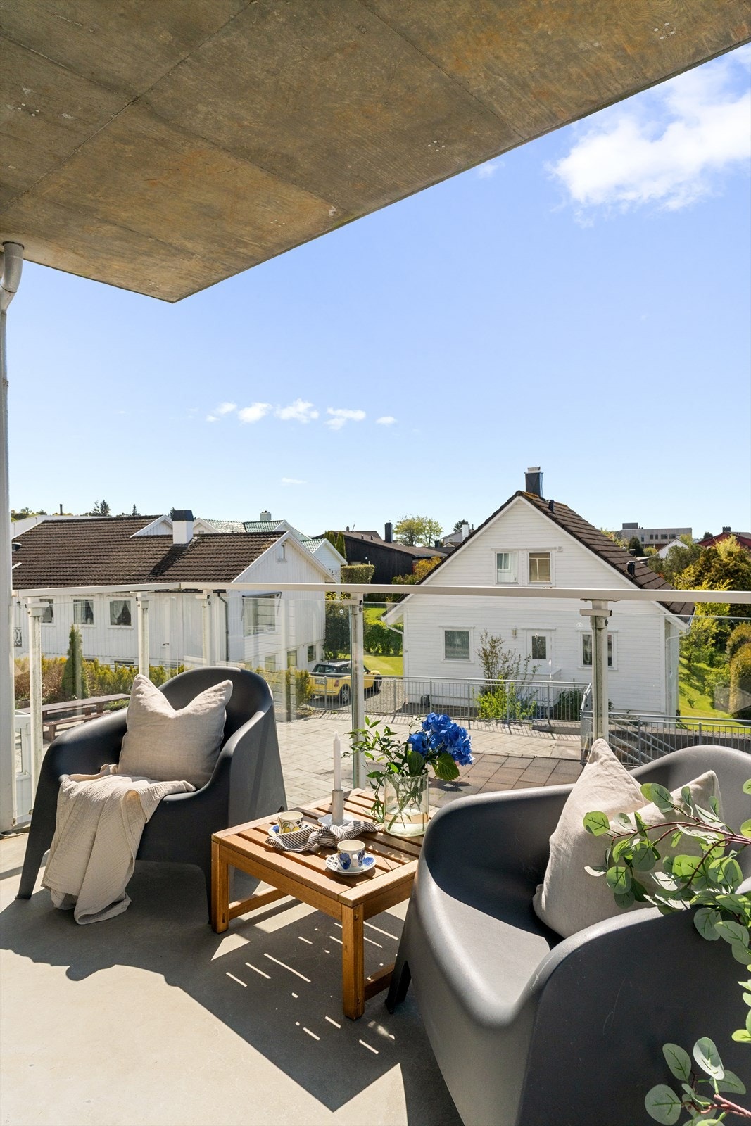 Fra stuen er det utgang til en romslig balkong med plass til sittegruppe. Galleribilde