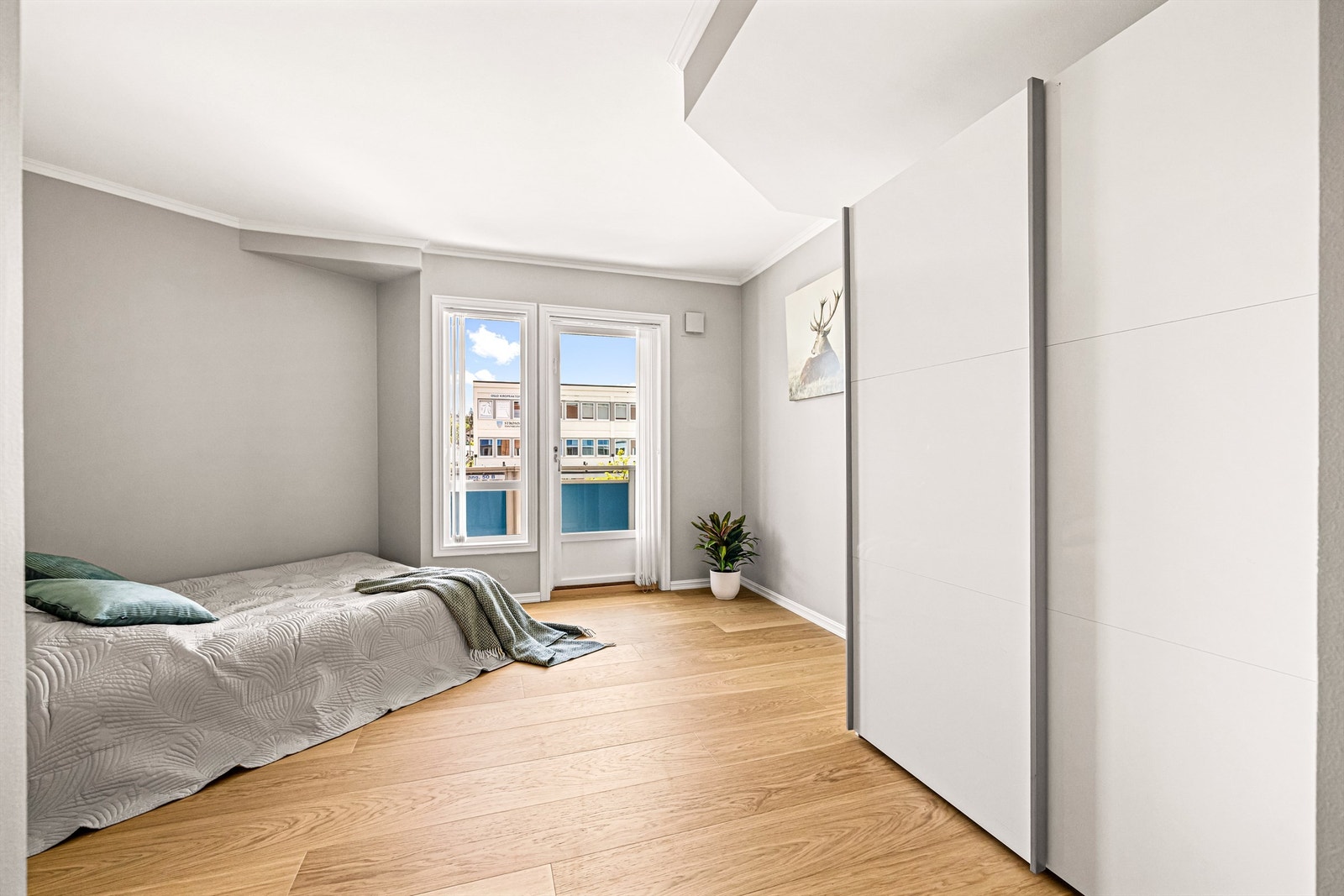 Det tredje soverommet med garderobeløsning og utgang til egen balkong. Galleribilde