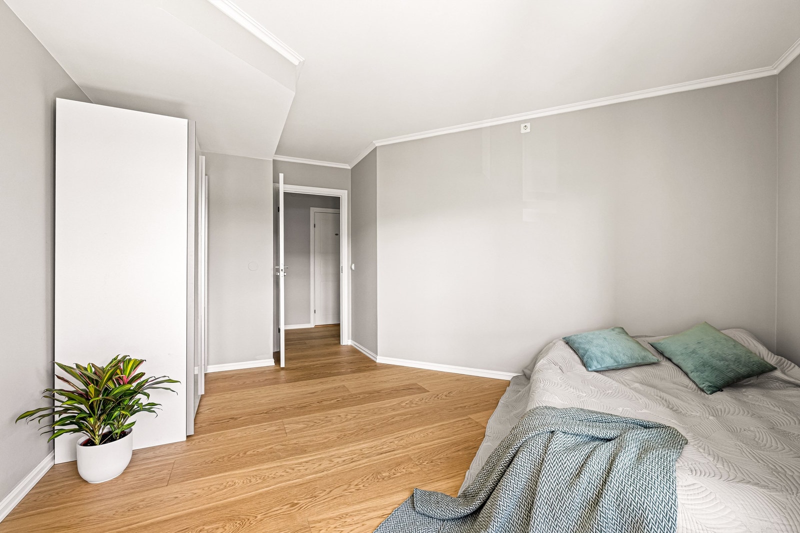 Gjennomgående materialvalg med en-stavs parkett også på soverommene. Galleribilde