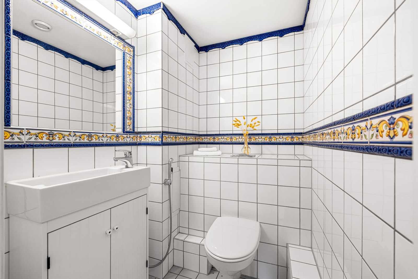 I tillegg til badet har leiligheten et separat WC-rom, også dette med elektrisk gulvvarme. Galleribilde