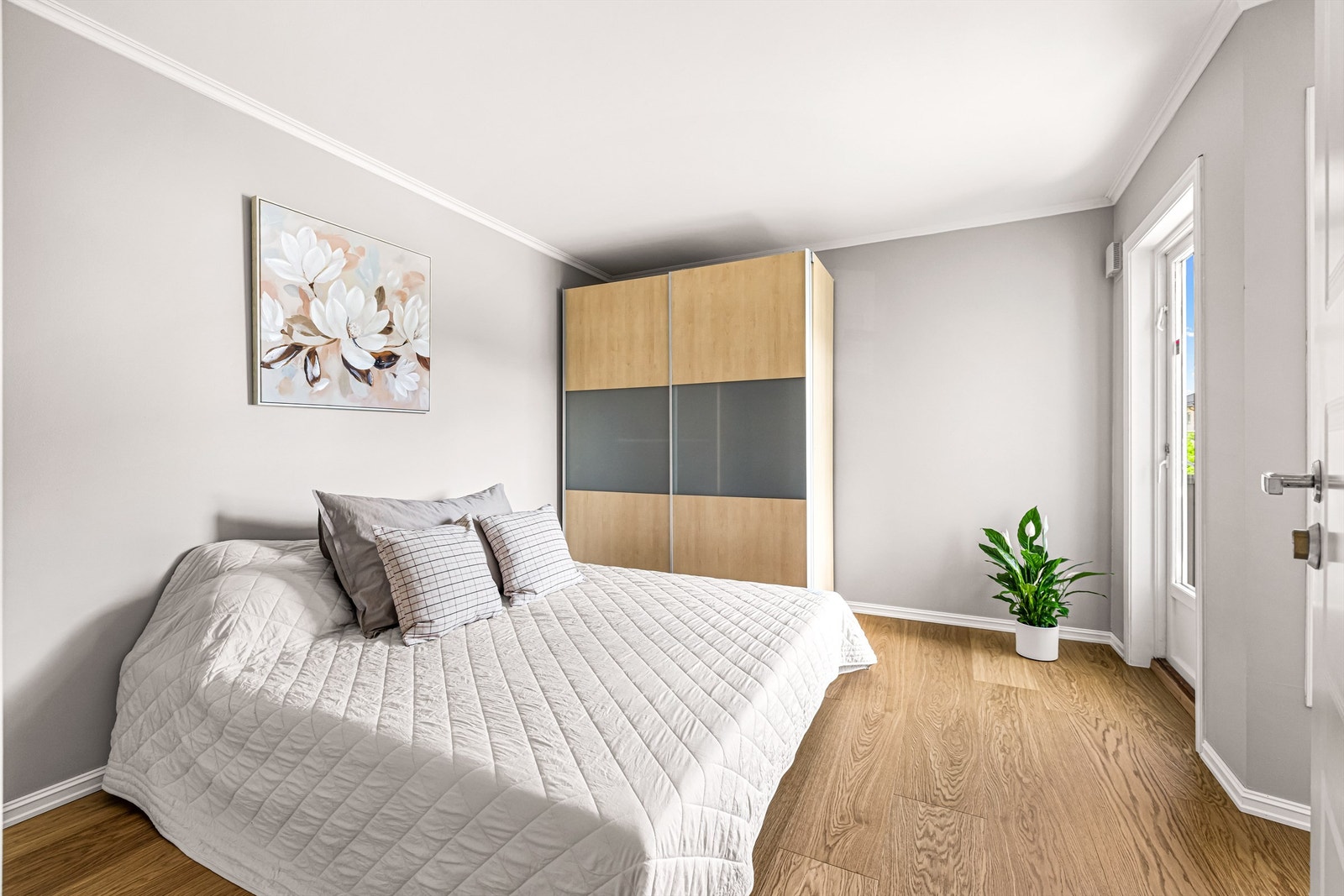 Leiligheten har tre soverom. Dette rommet har en romslig skyvedørsgarderobe. Galleribilde