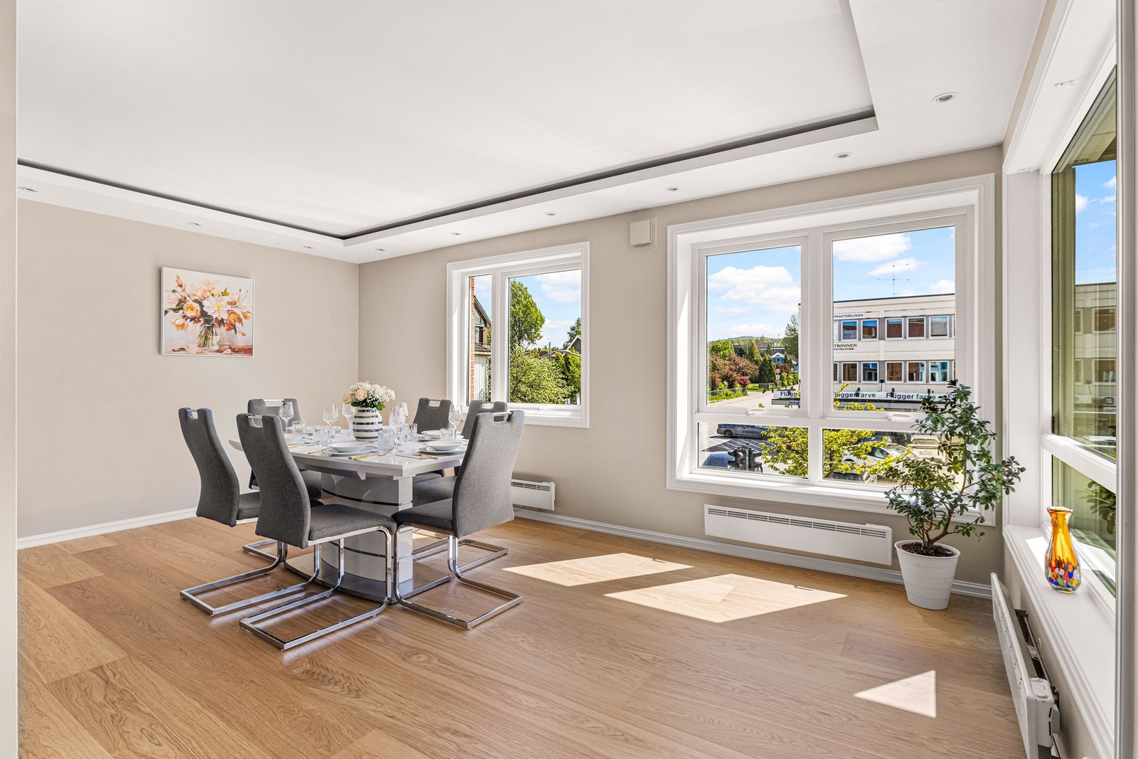 I tilknytning til kjøkkenet er det god plass til en stor spisestue, perfekt for familiesamlinger. Galleribilde