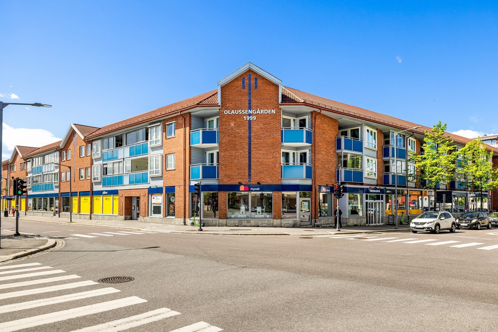 Olaussengården er et kombinert bolig- og forretningsbygg fra 1999, med heisadkomst til leilighetene. Galleribilde