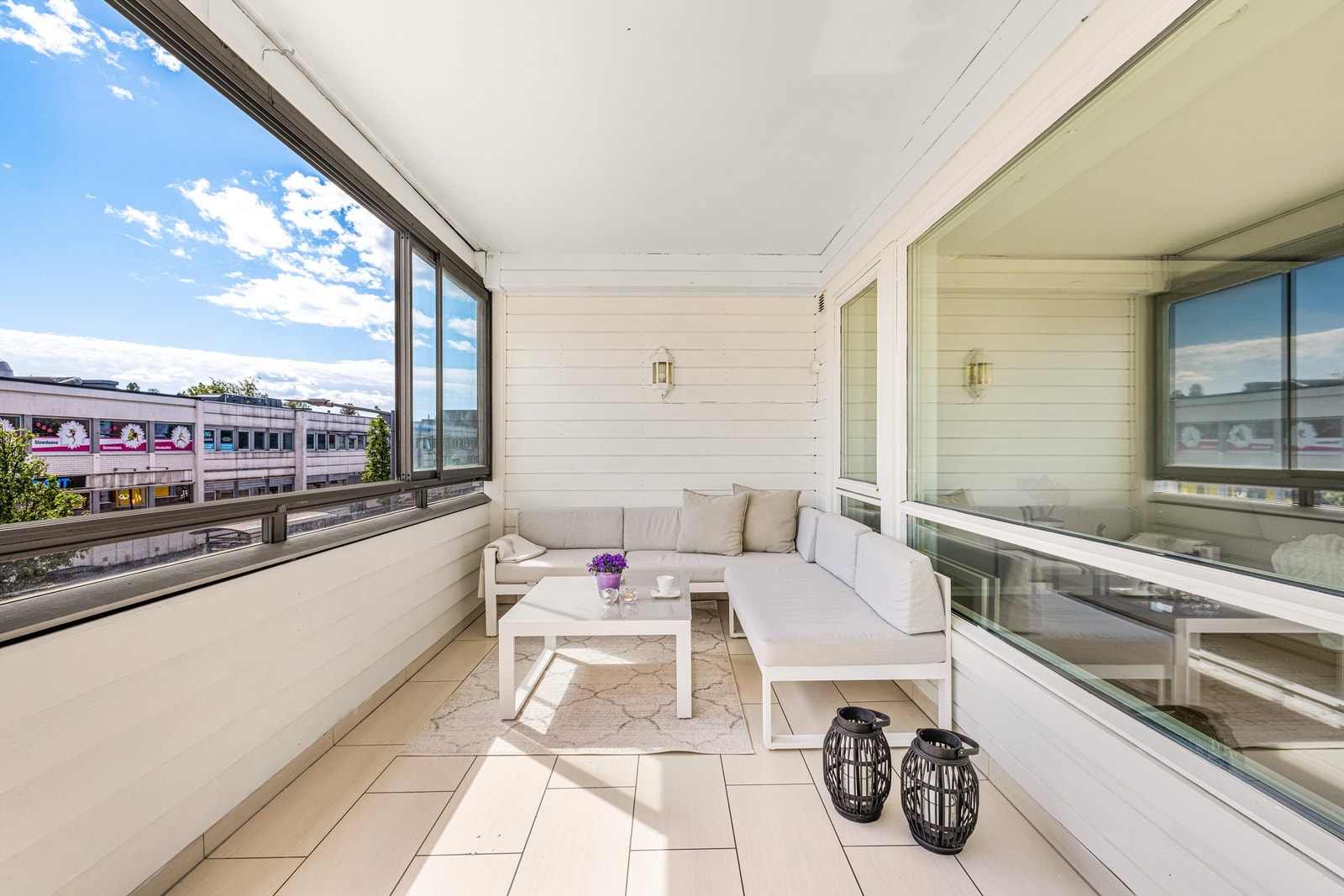Den innglassede balkongen på 12 m² har flislagt gulv og god plass til en loungegruppe. Galleribilde