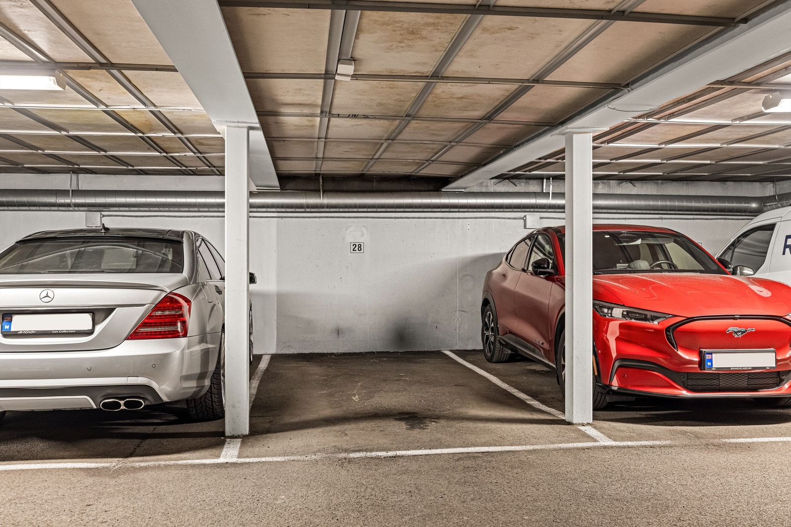Det medfølger en fast parkeringsplass (nr. 28) i felles garasjeanlegg, med mulighet for elbillader. Galleribilde