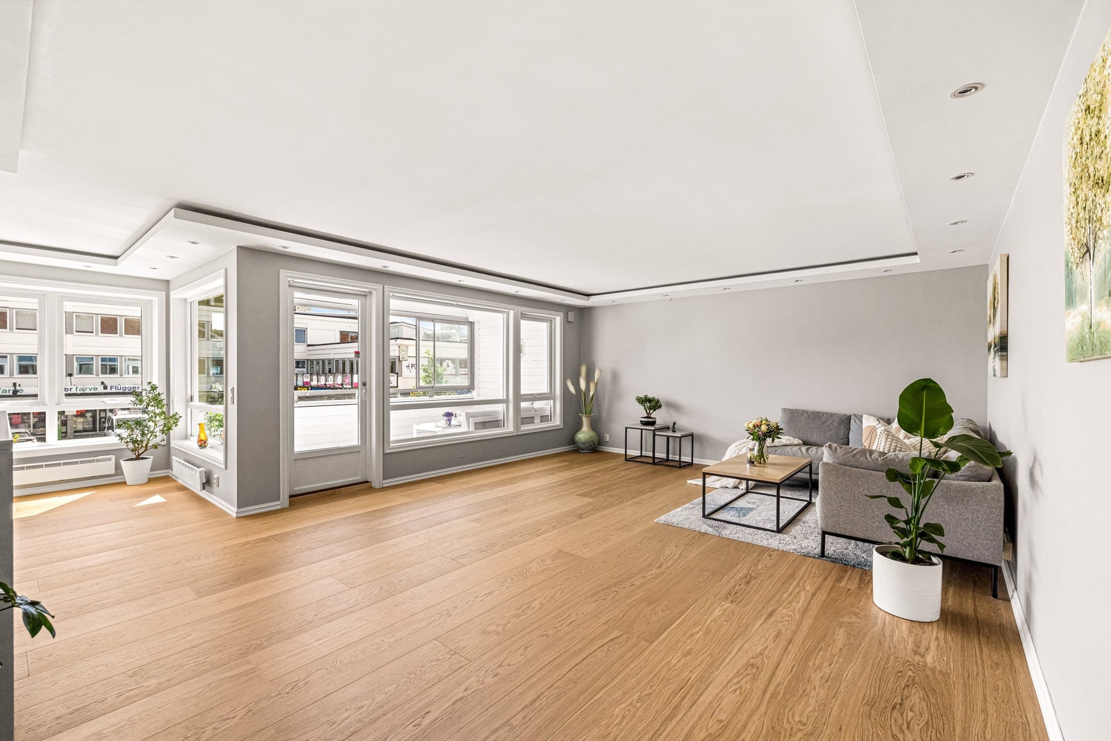 Stuen er stor og luftig, med god plass til en romslig sofagruppe.En innholdsrik 4-roms leilighet med gjennomgående en-stavs parkett, heisadkomst og tre private balkonger. Galleribilde