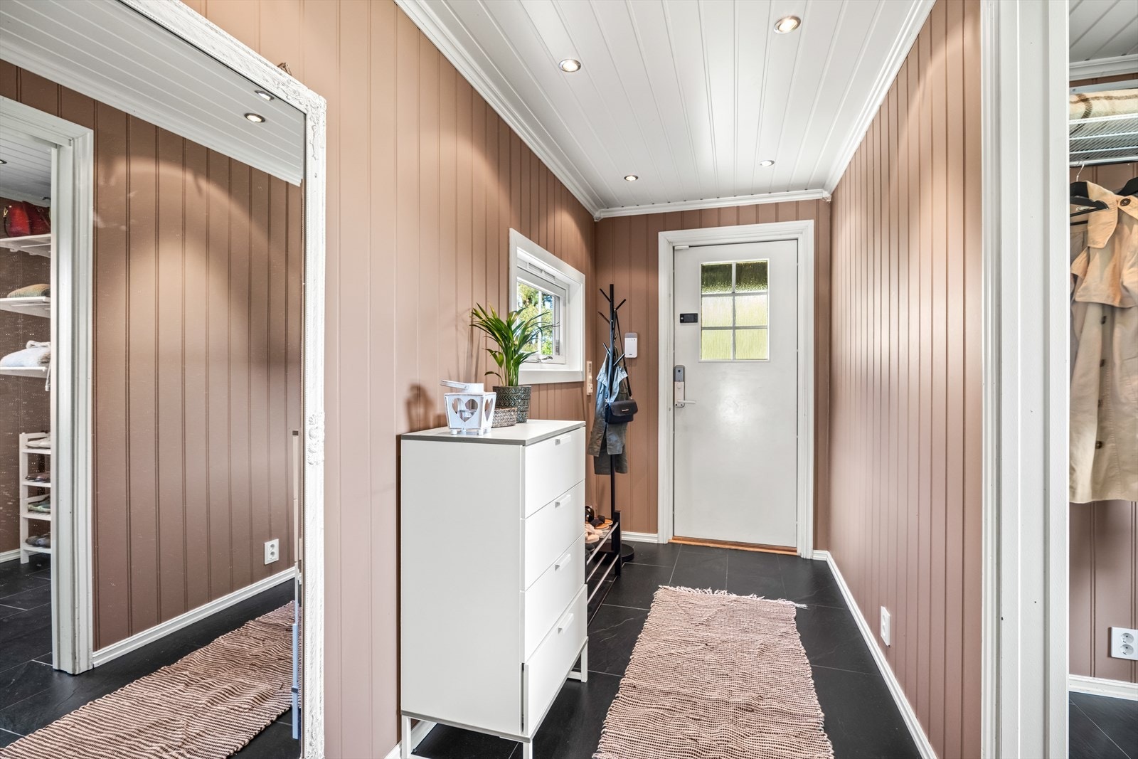 Ytterdøren har kodelås, noe som sørger for en tryggere og nøkkelfri hverdag. Galleribilde