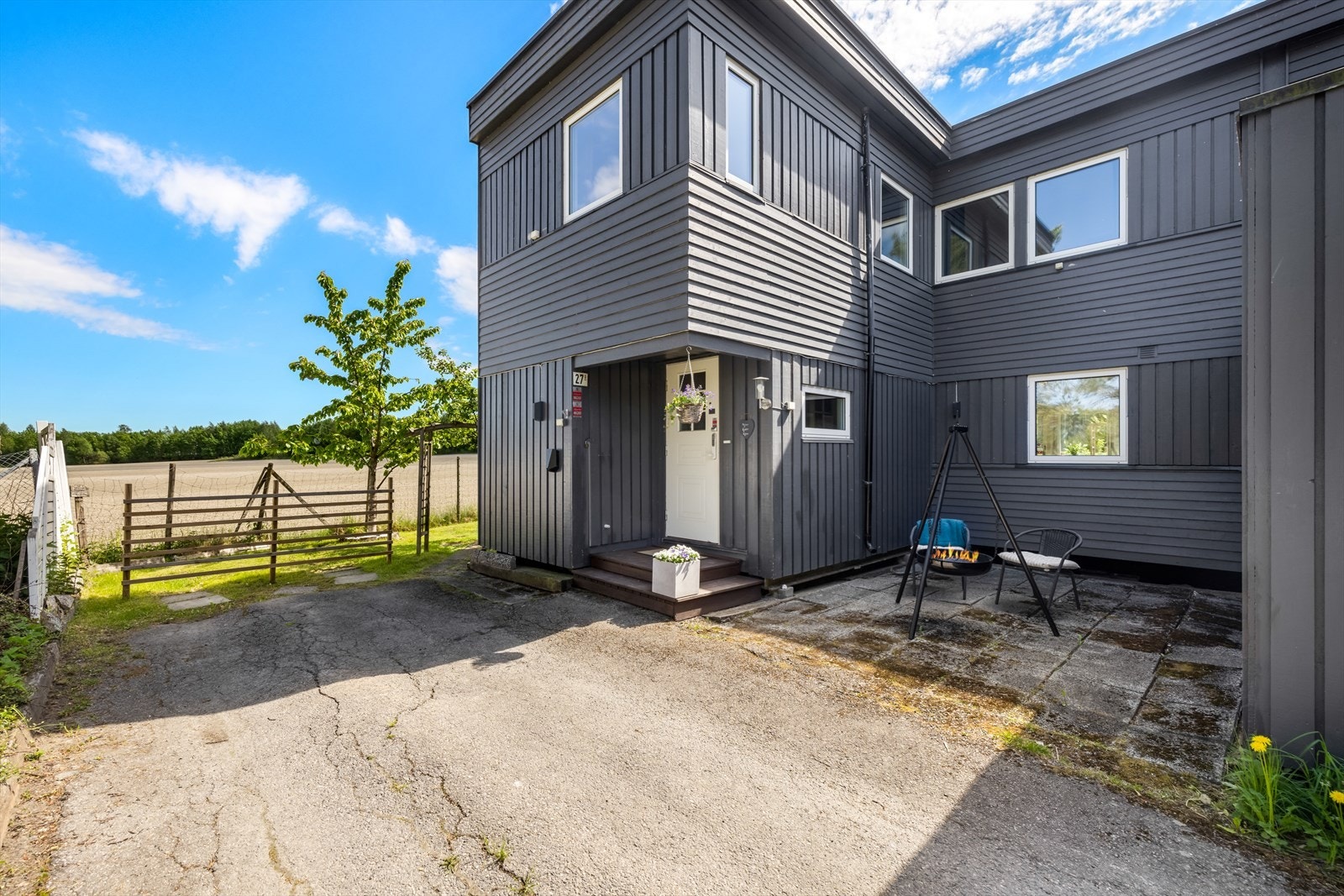 I tillegg til garasjeplass, kan det parkeres utenfor boligen og det er lagt opp til el-billader utenfor huset. Galleribilde